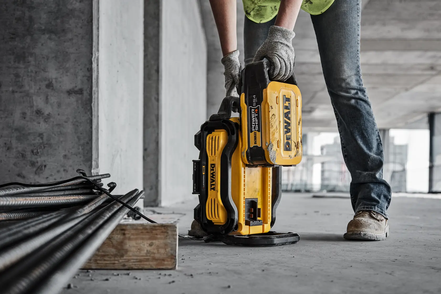 Зарядно устройство DEWALT® PowersHIFT™ 550W