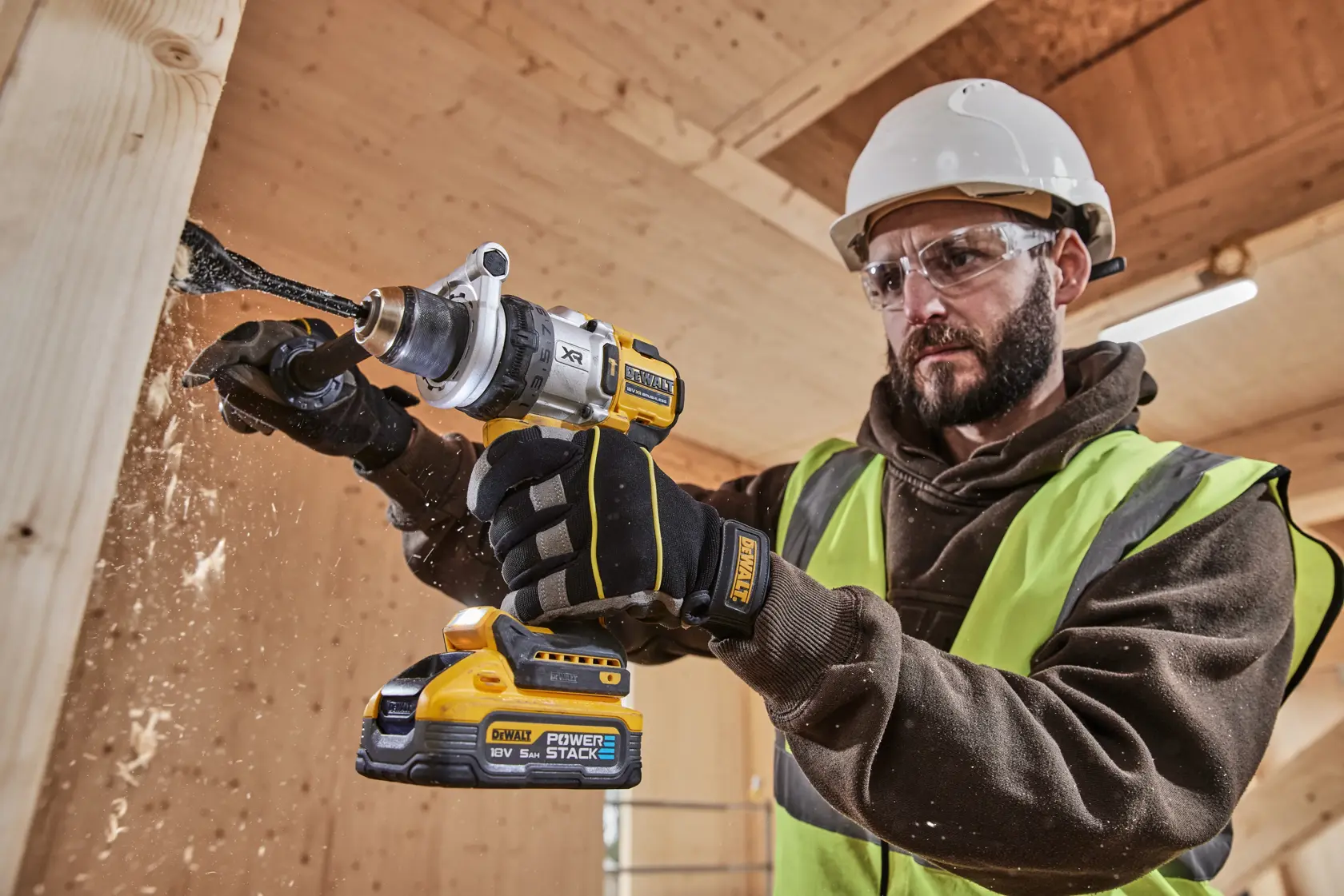 DEWALT DCD1007NT y DCZ607X2-XE. Operario con equipo de seguridad perforando madera.