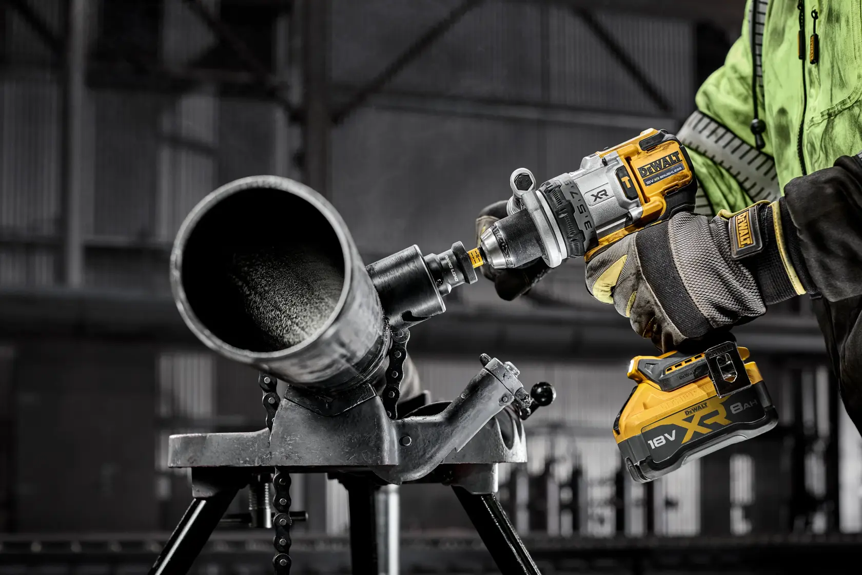 DEWALT DCD1007NT, DCZ607X2-XE perforando tubo metálico. Se ven guantes y batería.