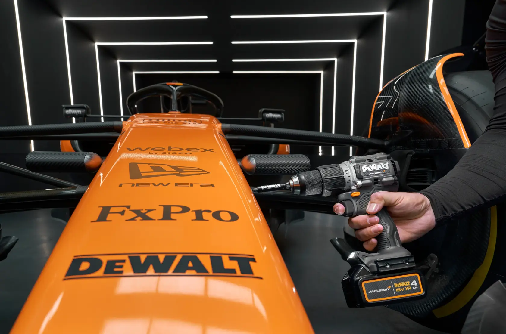 DEWALT® x McLaren F1 Team 18V XR безчетков ударен винтоверт - 1 x 4AH