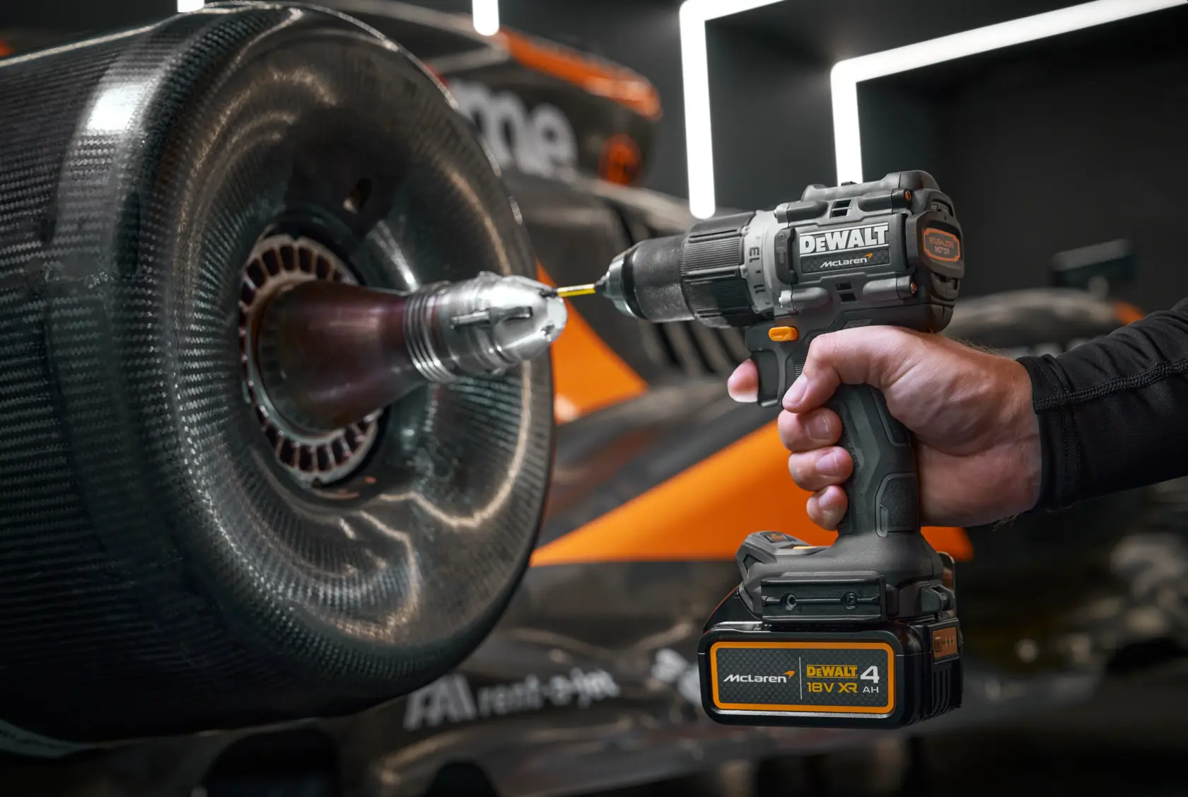 DEWALT® x McLaren F1 Team 18V XR безчетков ударен винтоверт - 1 x 4AH