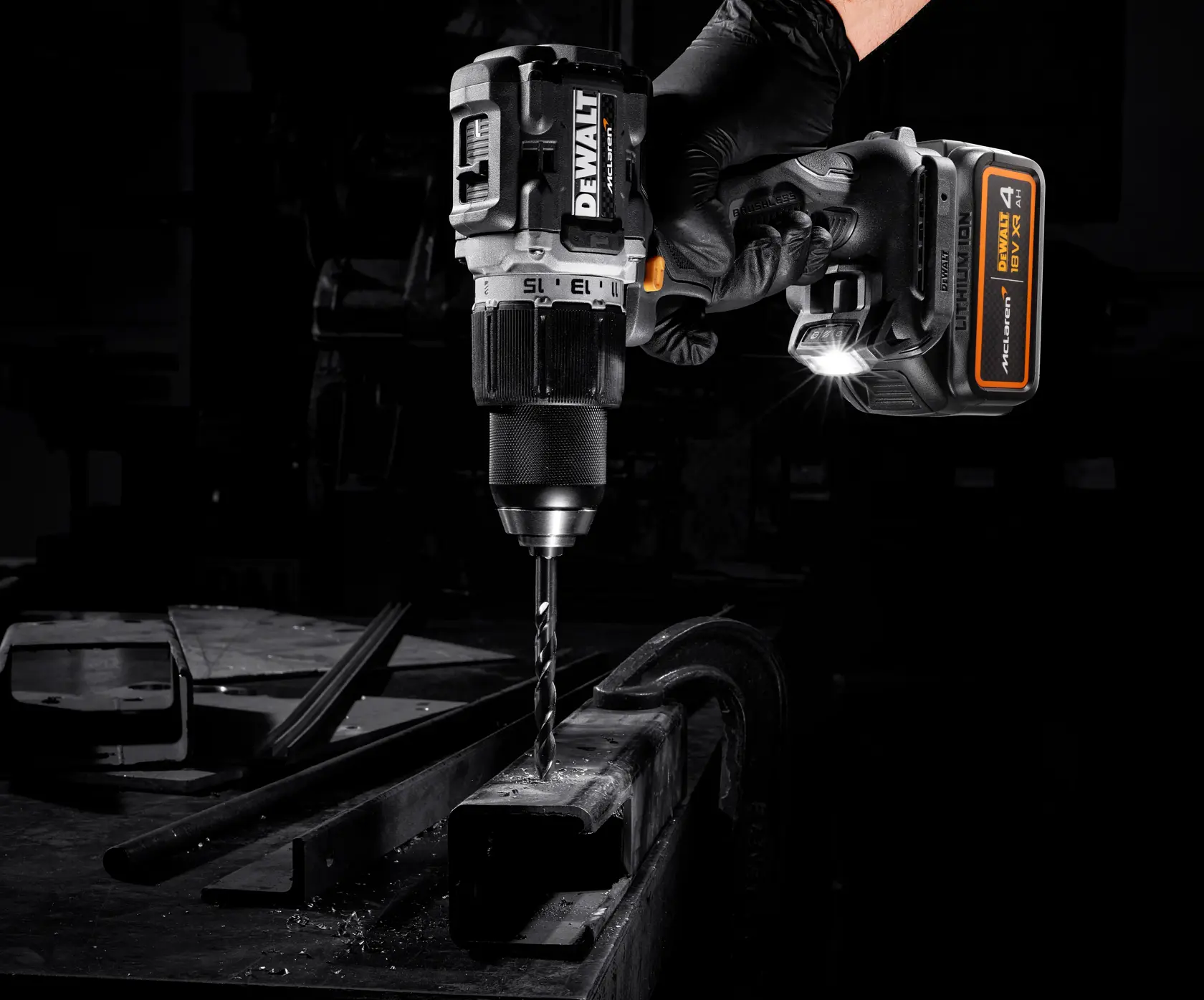 DEWALT® x McLaren F1 Team 18V XR безчетков ударен винтоверт - 2 x 4AH