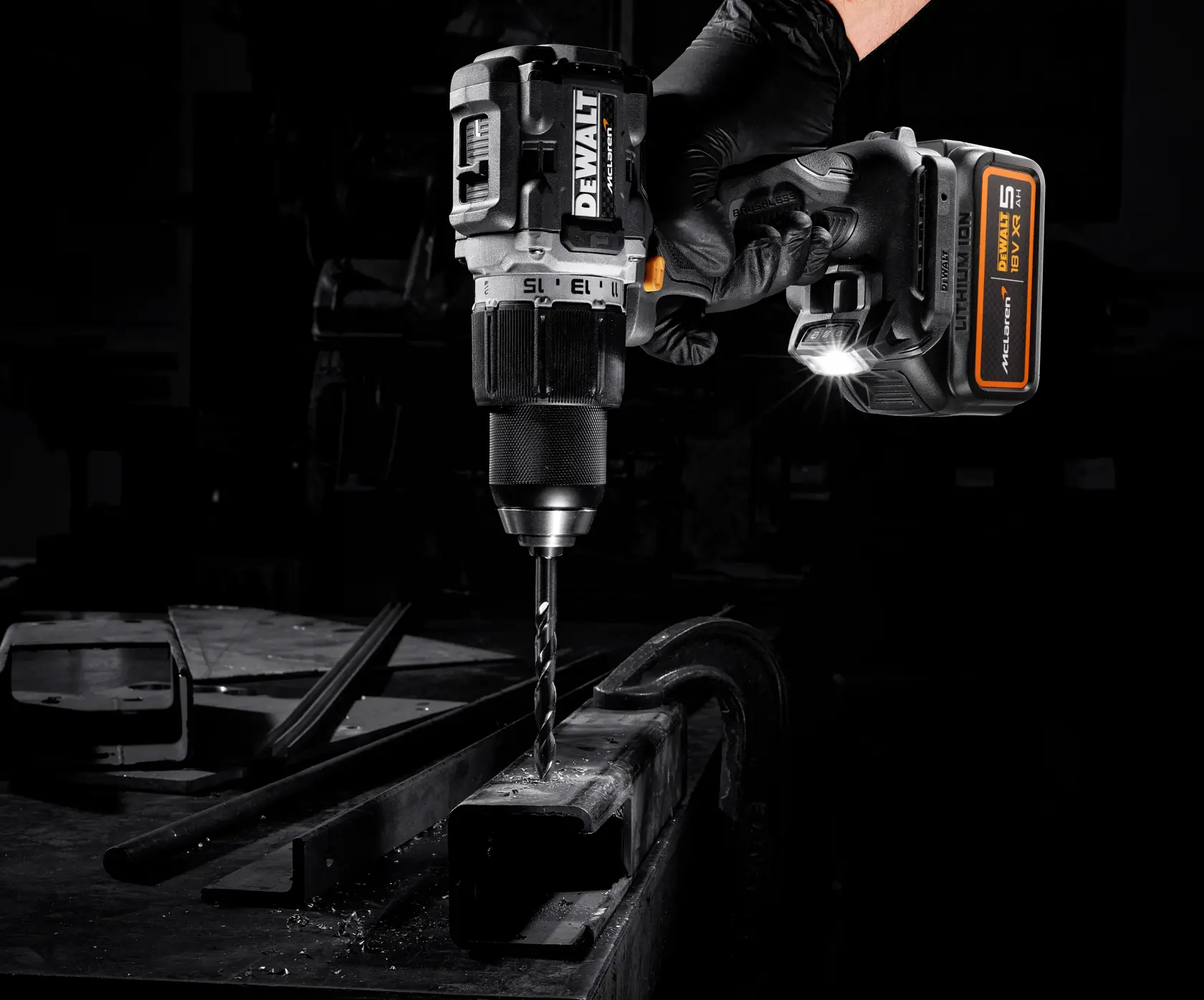 DEWALT® x McLaren F1 Team 18V XR безчетков ударно-пробивен винтоверт - 2 x 5AH