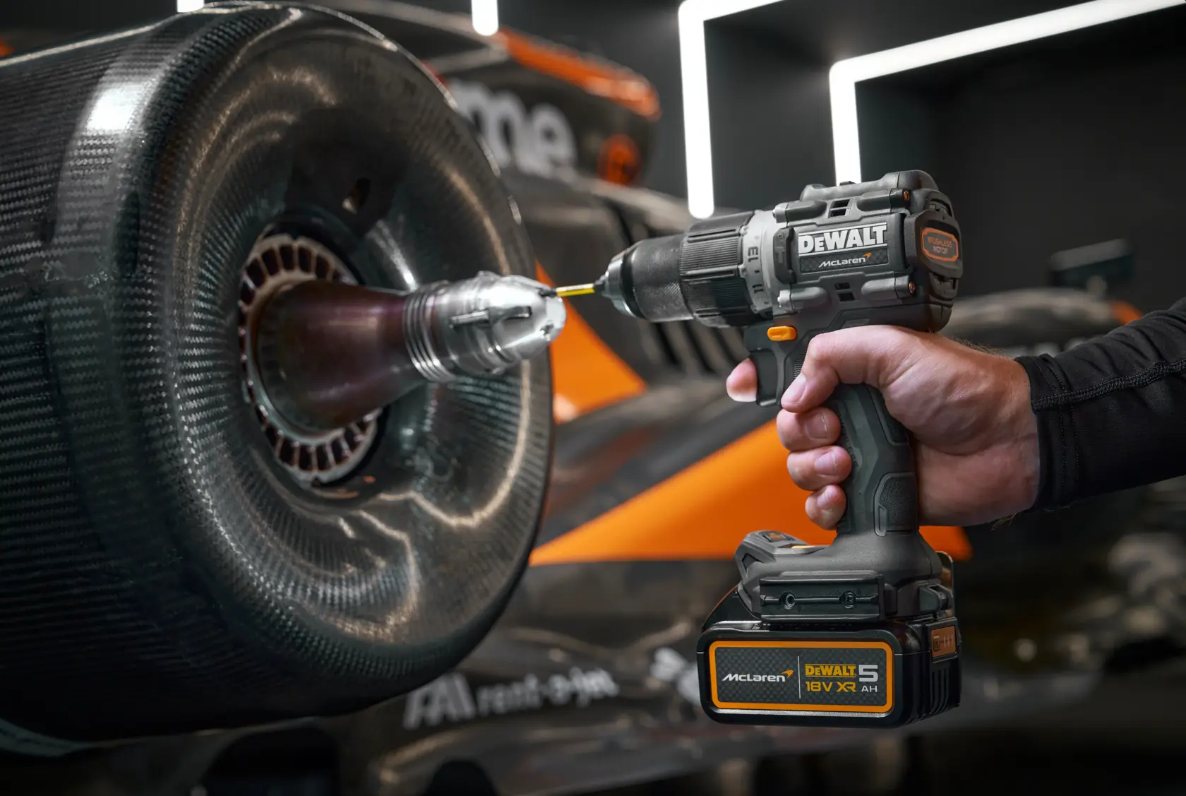 DEWALT® x McLaren F1 Team 18V XR безчетков ударно-пробивен винтоверт - 2 x 5AH