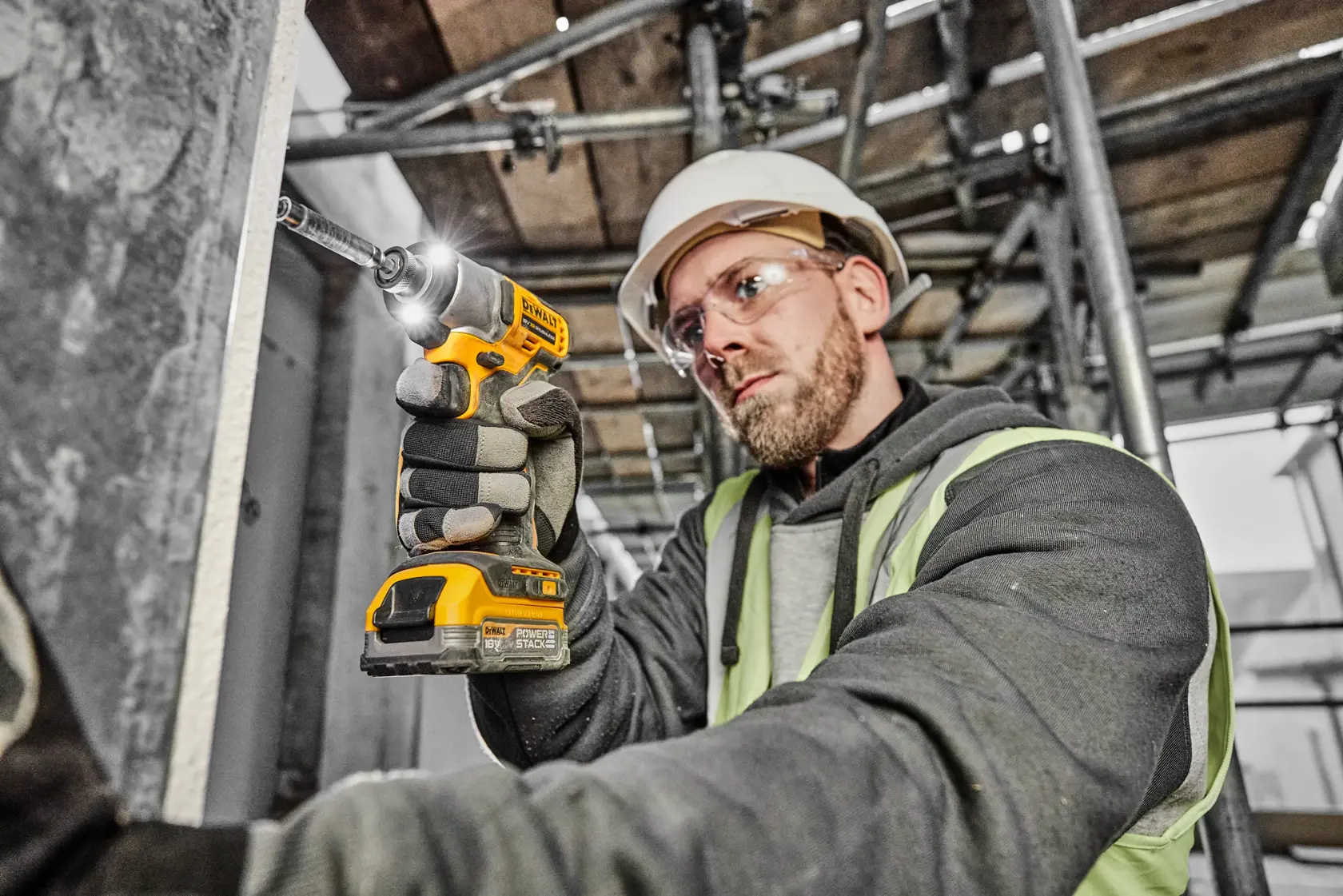 DEWALT 18V XR POWERSTACK compact lithium-ion battery, highlighted in yellow and black with POWERSTACK branding. Promotional text in Bulgarian describes the battery as revolutionary and notes that DEWALT is the first major power tool brand to use pouch cell batteries designed for the construction industry.