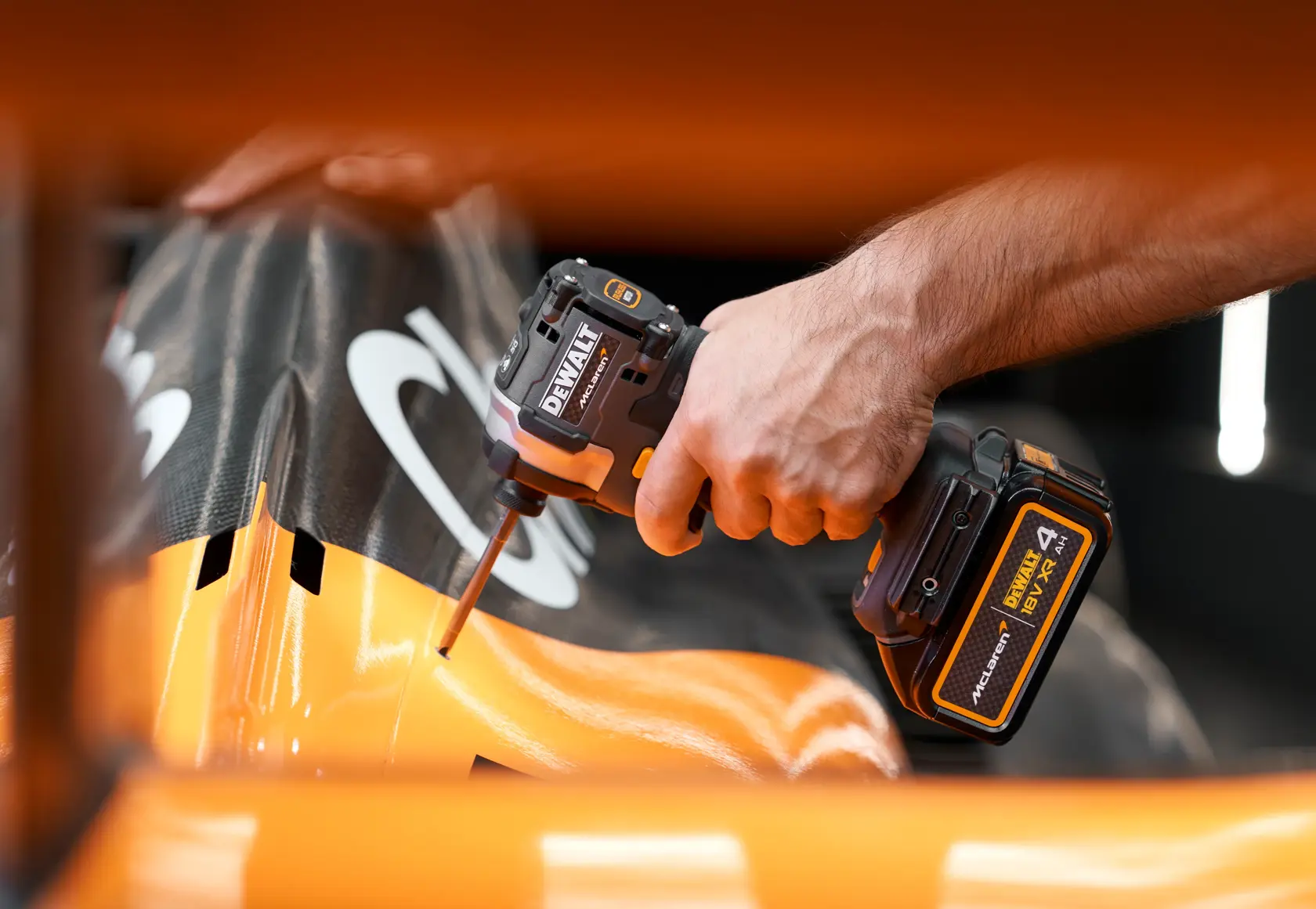 DEWALT® x McLaren F1 Team 18V XR безчетков ударен винтоверт - 1 x 4AH