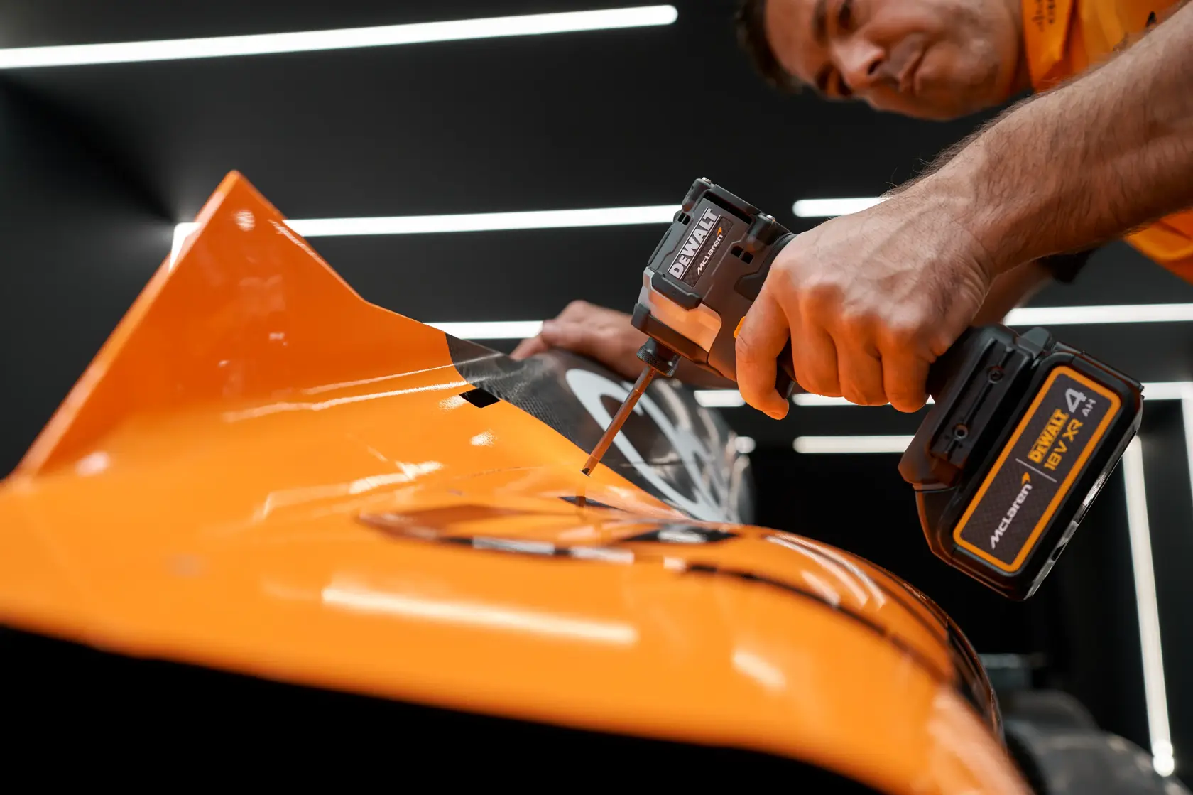 DEWALT® x McLaren F1 Team 18V XR безчетков ударен винтоверт - 2 x 4AH