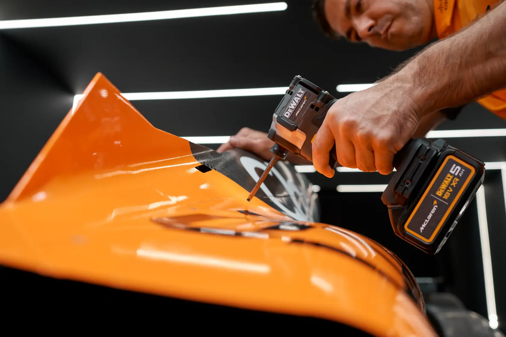 DEWALT® x McLaren F1 Team 18V XR безчетков ударен винтоверт - 2 x 5AH