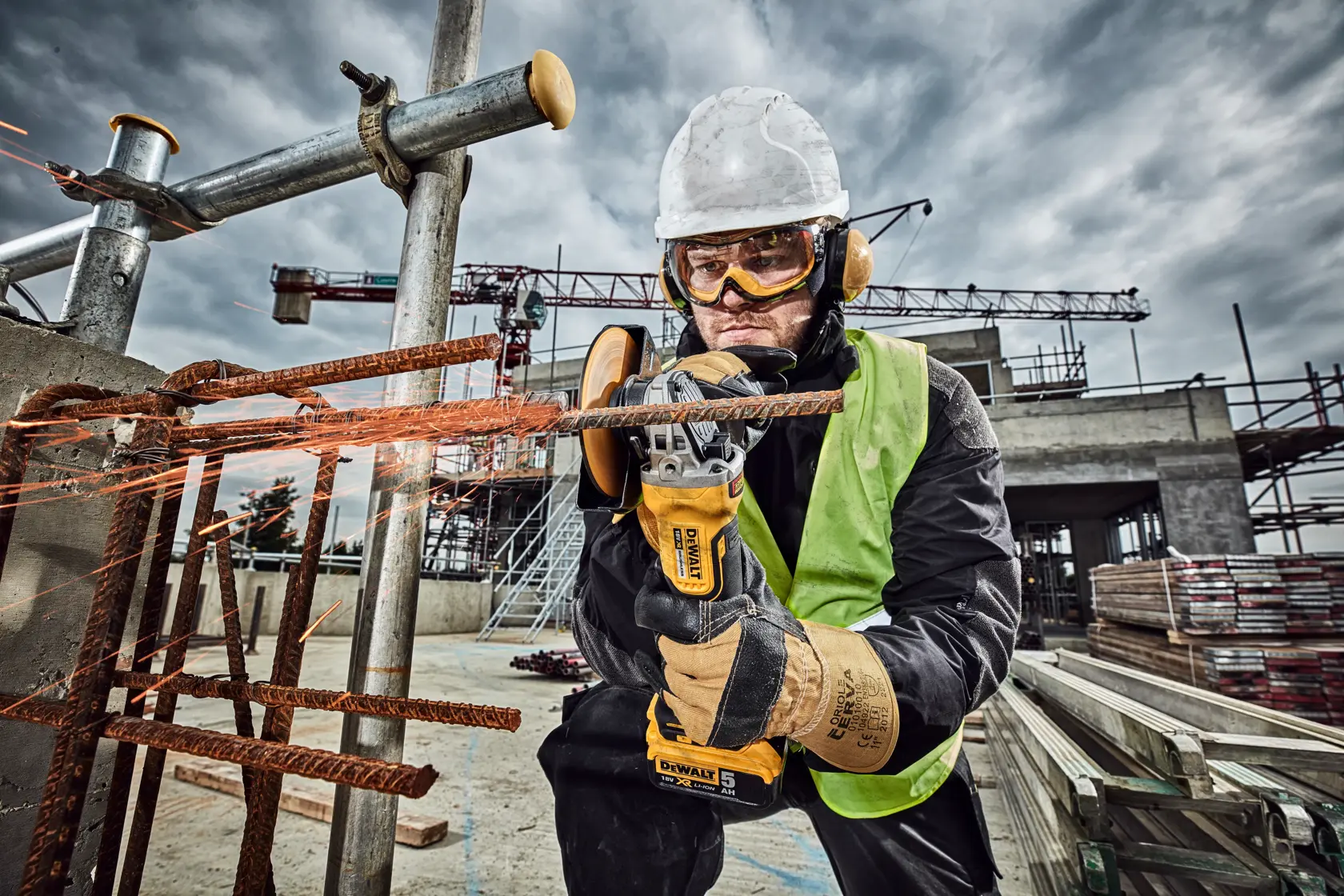 Herramientas DEWALT DCG406N, DCZ409P2-XE, DCZ401P3-XE, DCG406 usadas para cortar metal en obra.