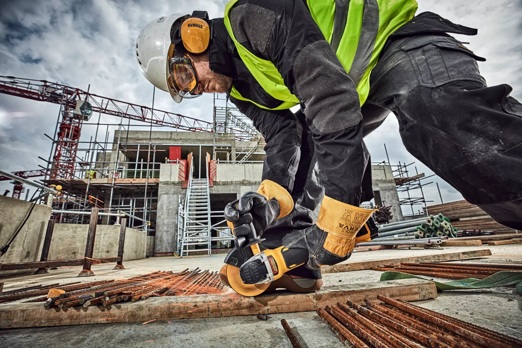 Trabajador usa herramienta DEWALT. DCG406N, DCZ409P2-XE, DCZ401P3-XE, DCG406. Categoría fotografía.