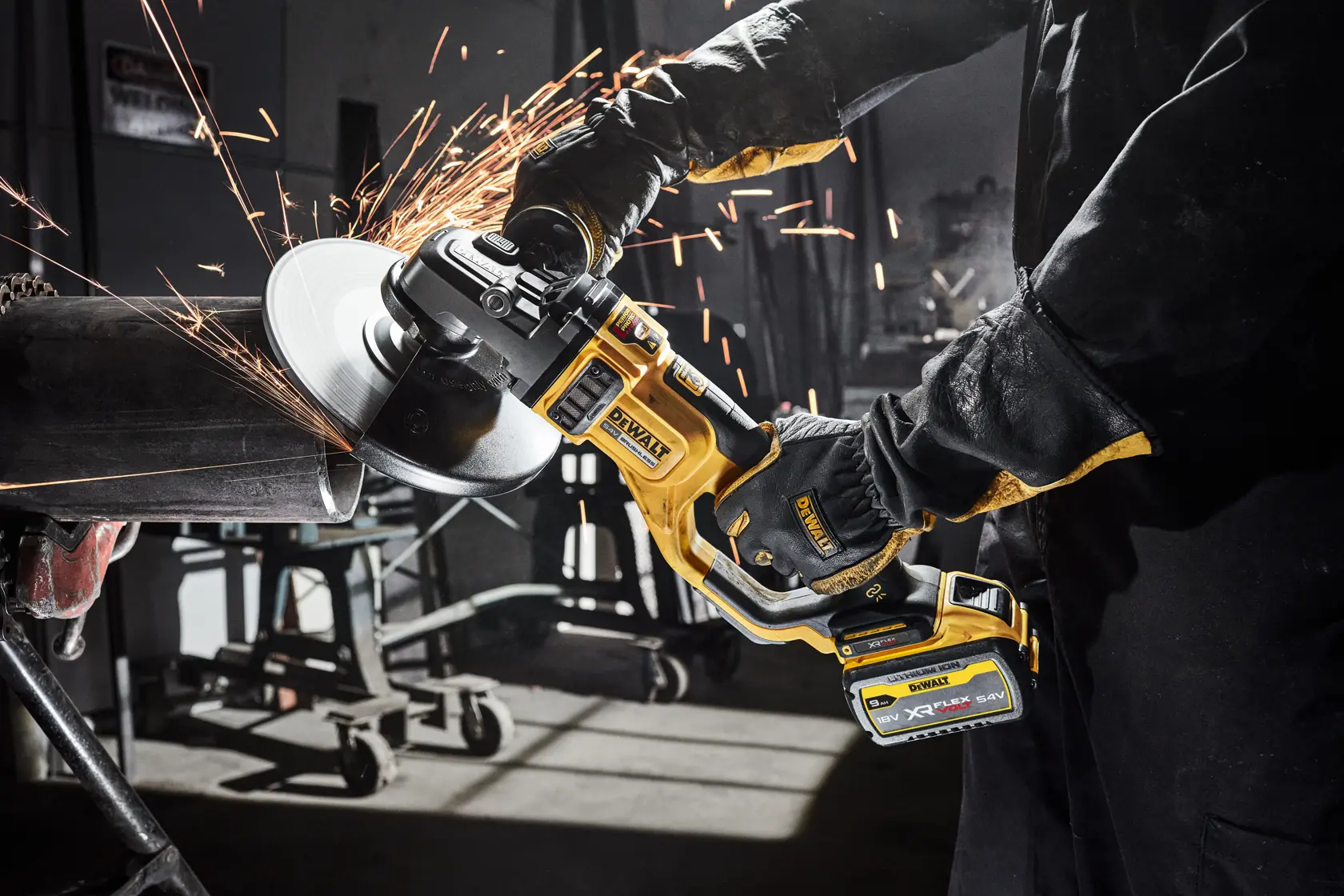 DEWALT Akku-Schleifer schneidet Metall mit Funken im Werkstatt. Arbeiter mit Schutzkleidung und Handschuhen.