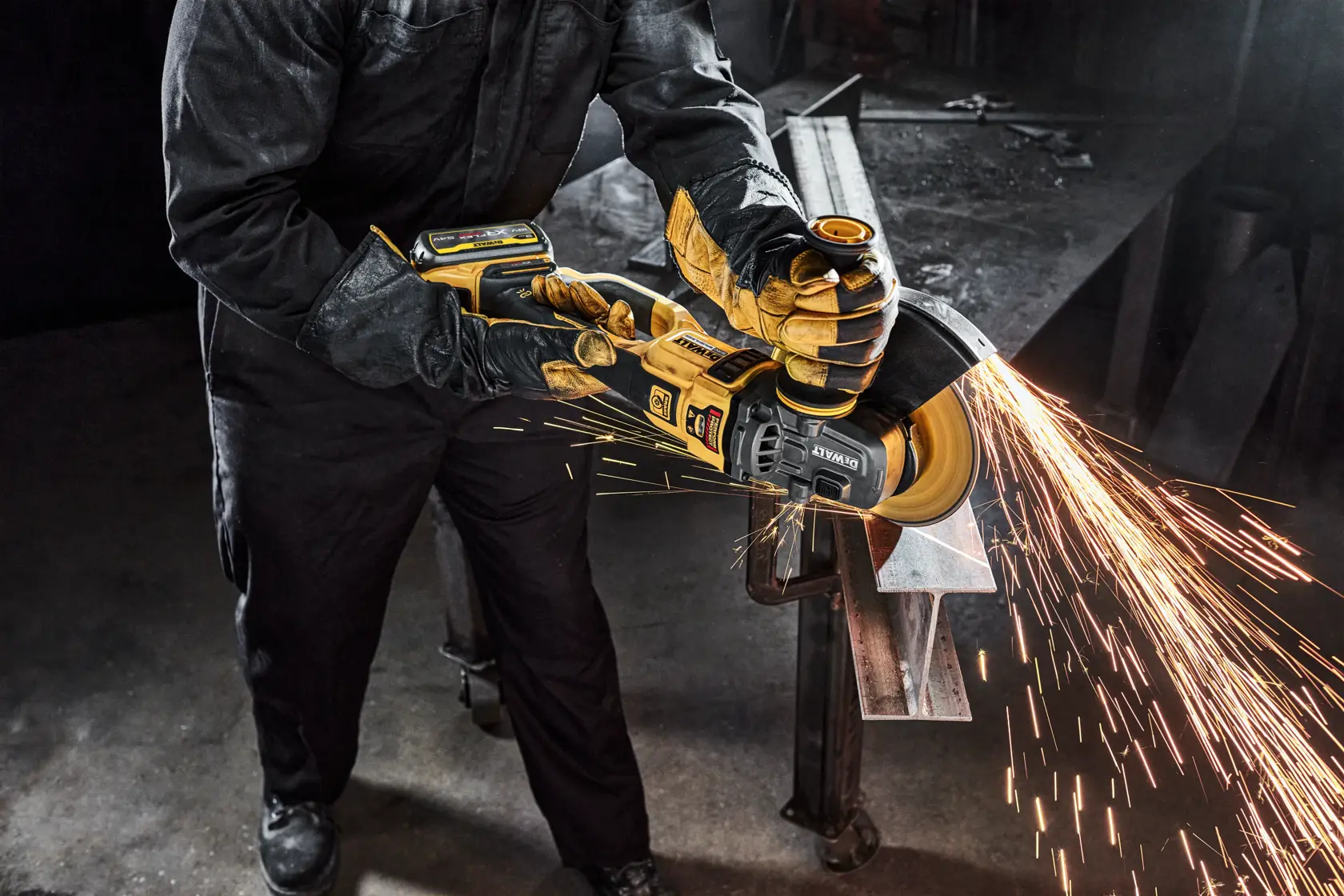 Person arbeitet mit DEWALT Akku-Schleifer, Funken fliegen beim Schleifen von Metall im Industriebereich.