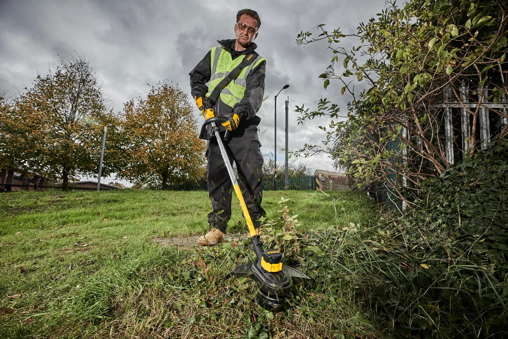 DEWALT® 18V XR 33 см безчетков акумулаторен тример - само тяло