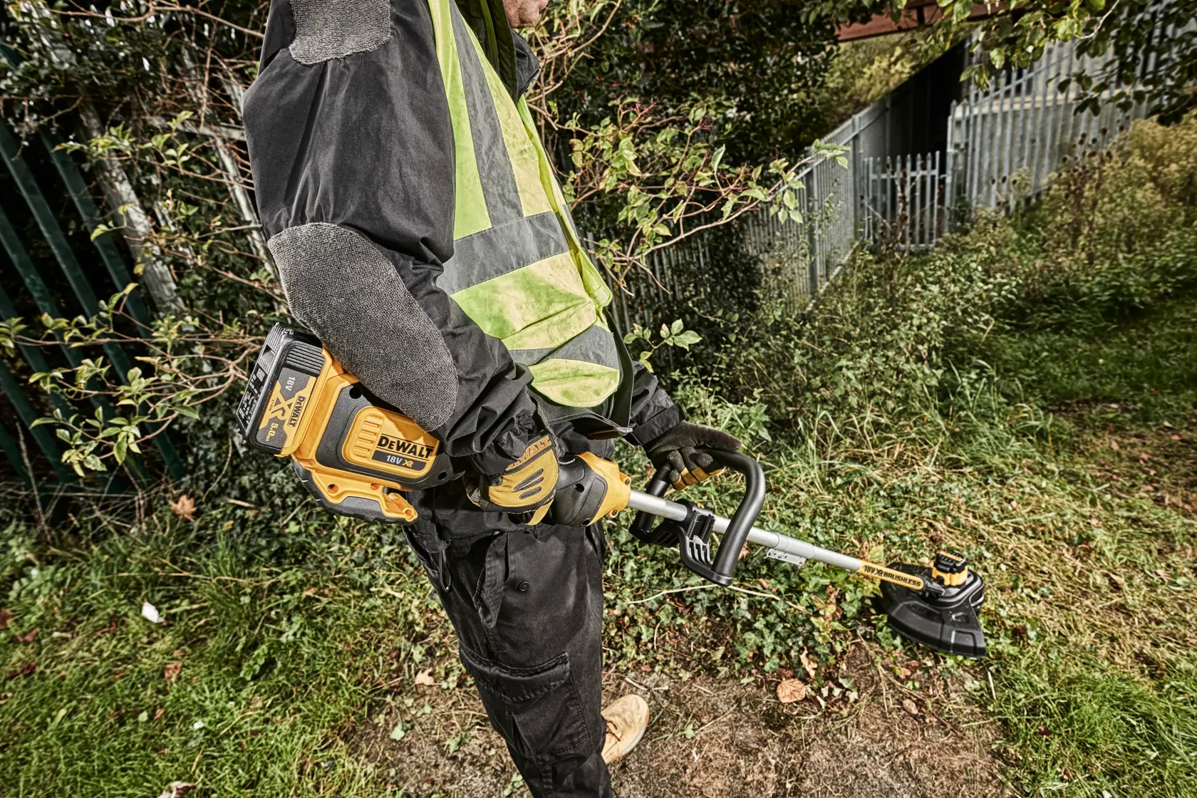 DEWALT® 18V XR 33 см безчетков акумулаторен тример - само тяло