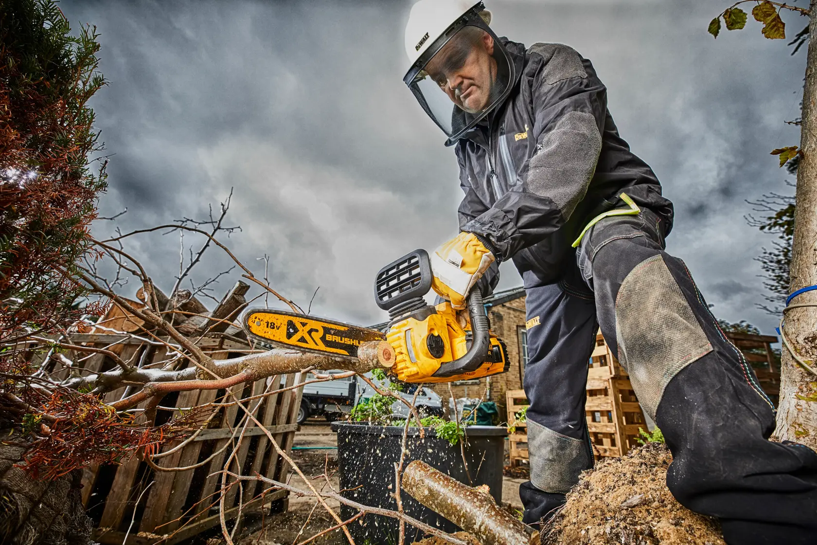 DEWALT® 18V XR безчетков компактен верижен трион 30 см - само тяло