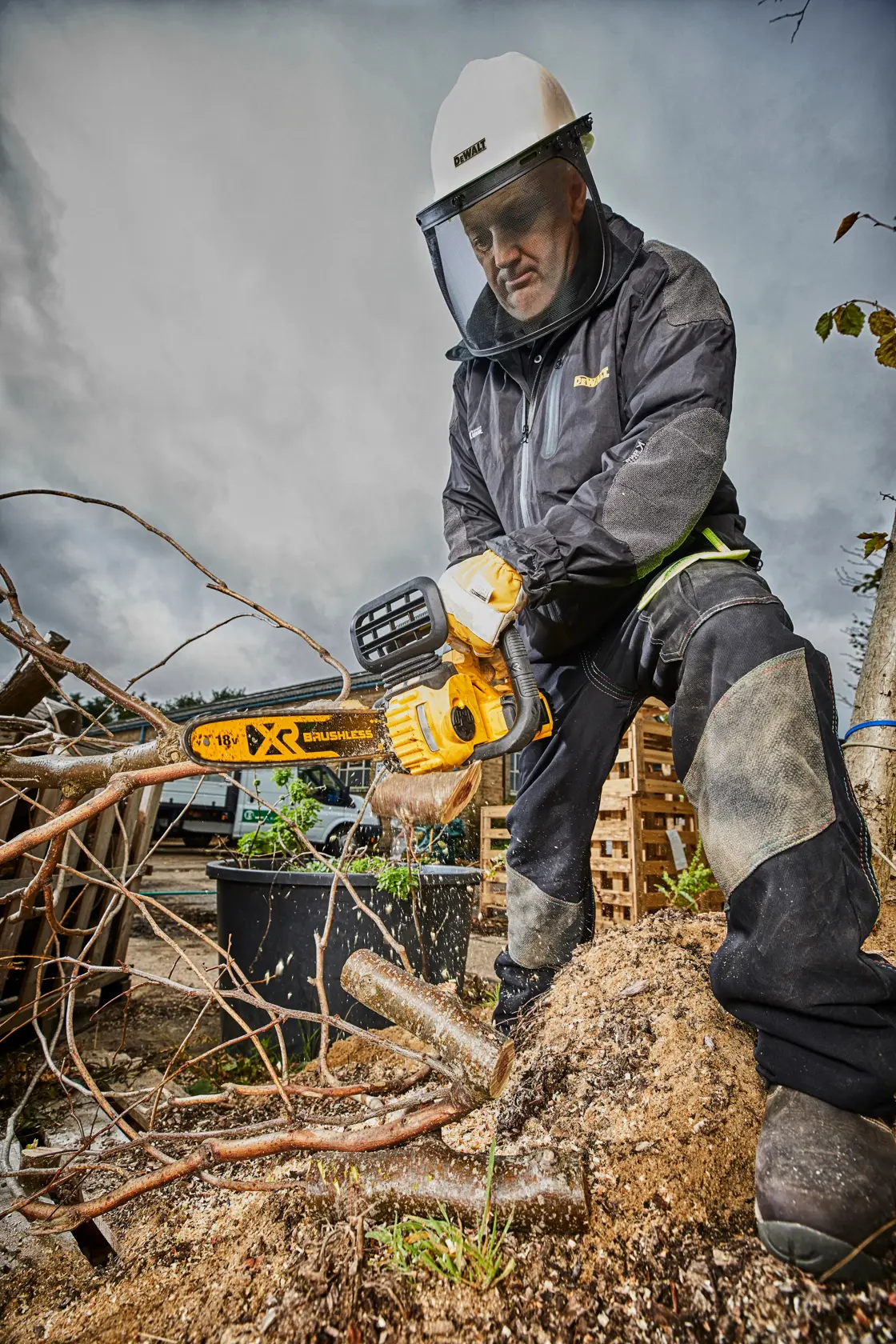 DEWALT® 18V XR безчетков компактен верижен трион 30 см - само тяло
