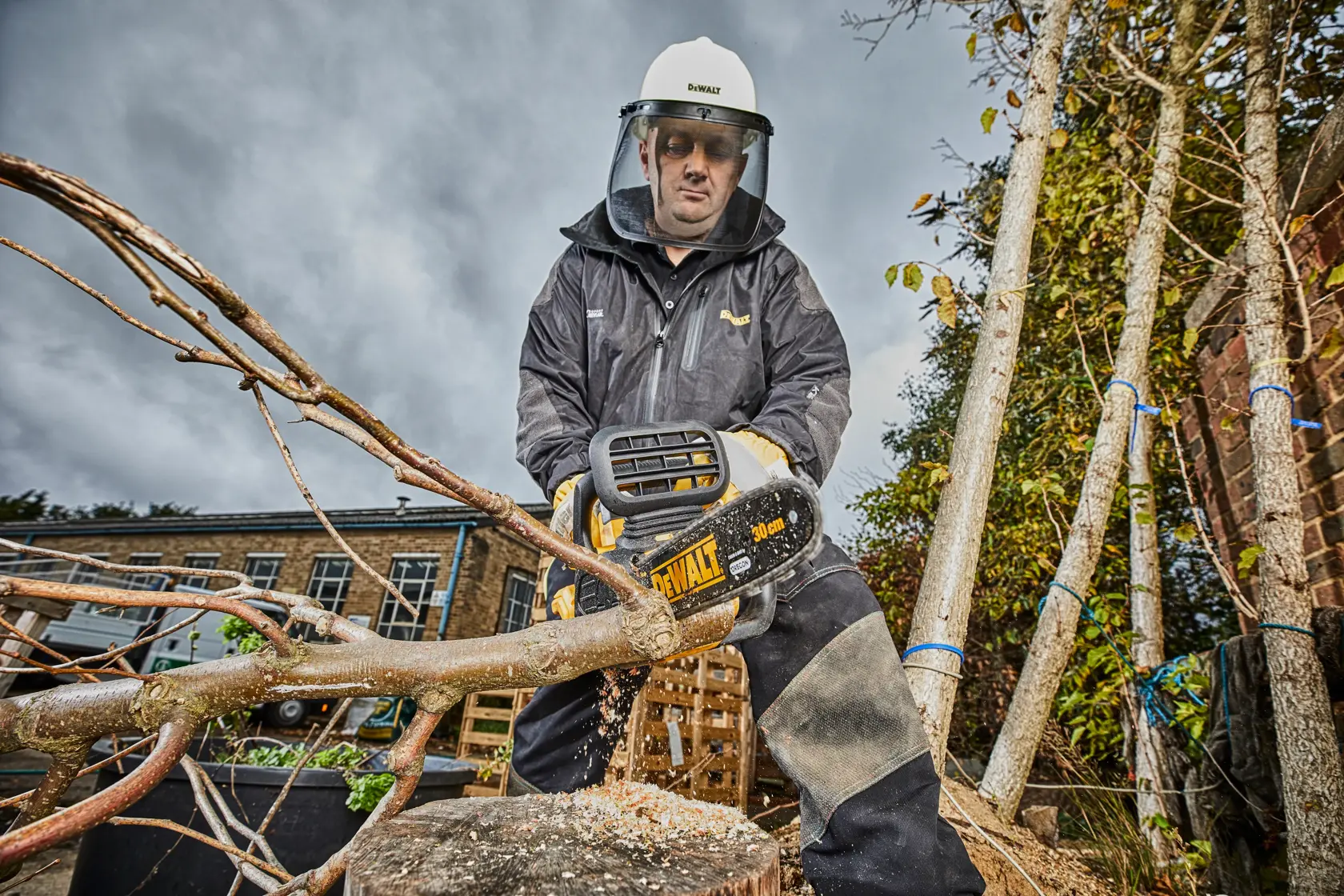 DEWALT® 18V XR безчетков компактен верижен трион 30 см - само тяло
