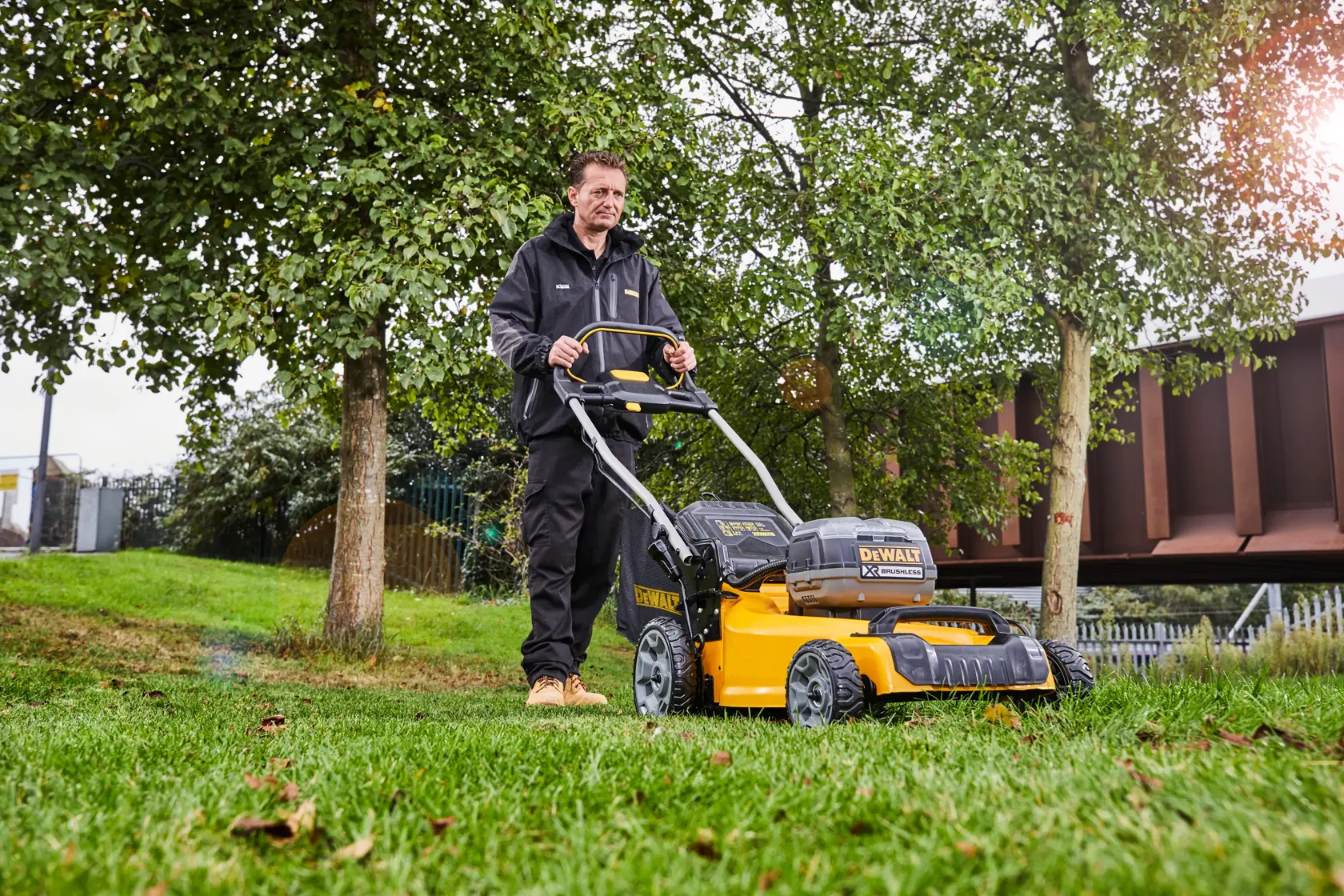 DEWALT® 2 x 18V XR безчеткова косачка - 2 x 5Ah