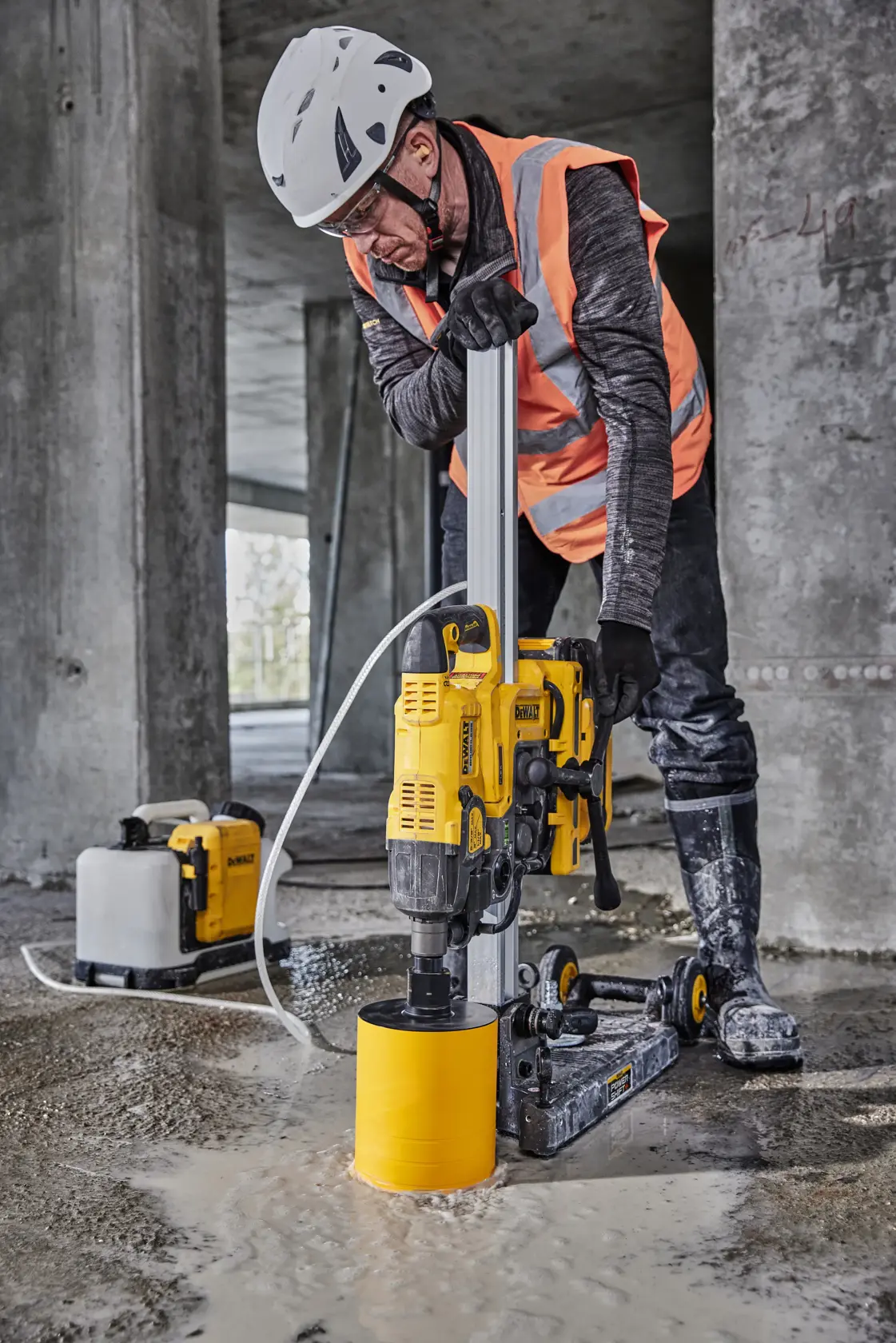 Image graphic of DEWALT POWERSHIFT Core Drill Stand to highlight integrated vacuum base