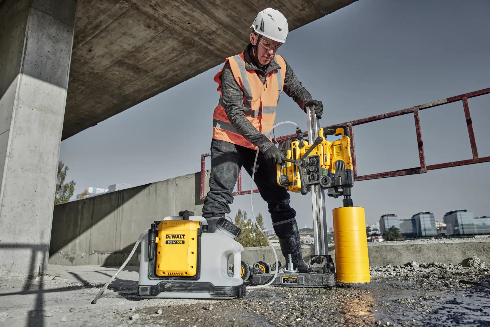 Image graphic of DEWALT POWERSHIFT Core Drill Stand to highlight mirrored user controls