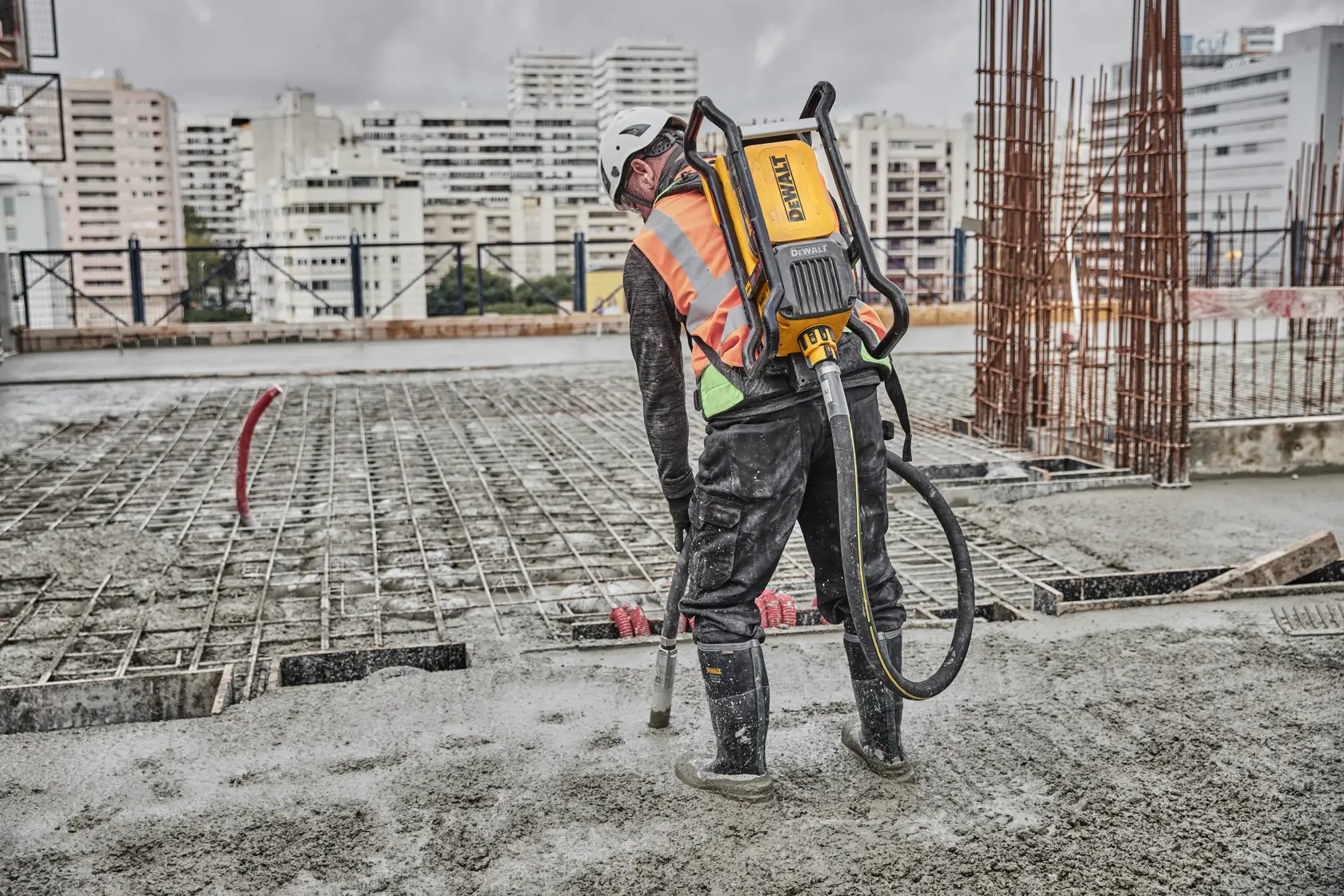 Вибратор за бетон тип раница DEWALT® PowersHIFT™