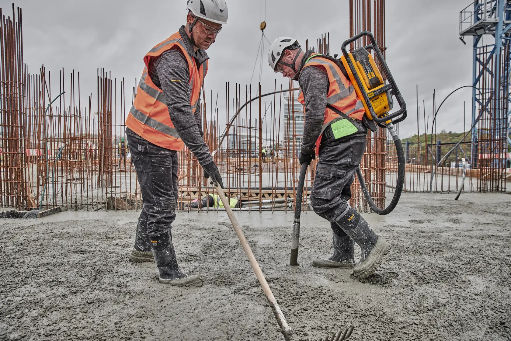 Вибратор за бетон тип раница DEWALT® PowersHIFT™
