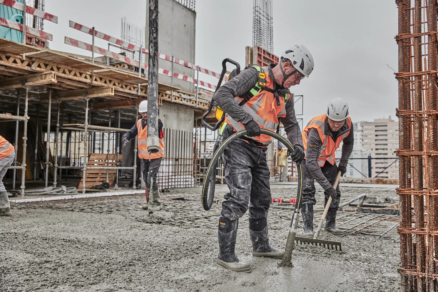 Вибратор за бетон тип раница DEWALT® PowersHIFT™
