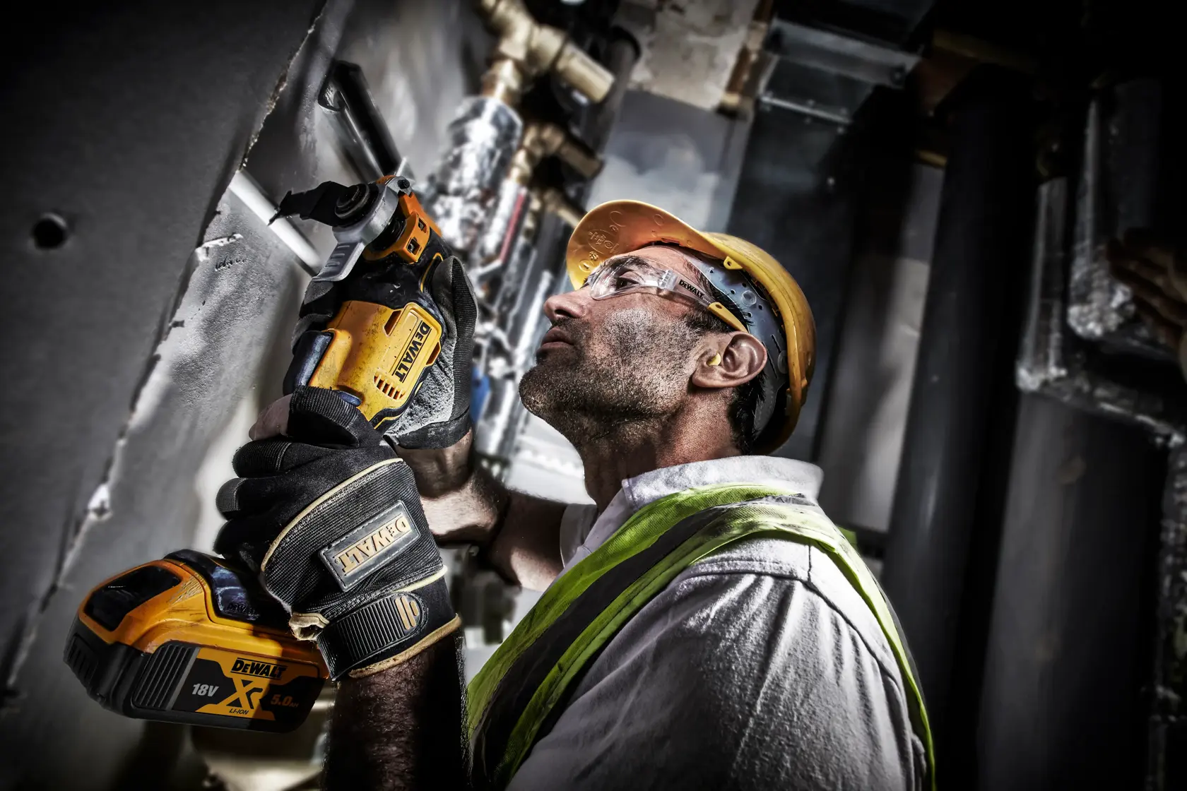 Trabajador usa herramienta inalámbrica DEWALT DCS356P2 en obra, con equipo de seguridad.