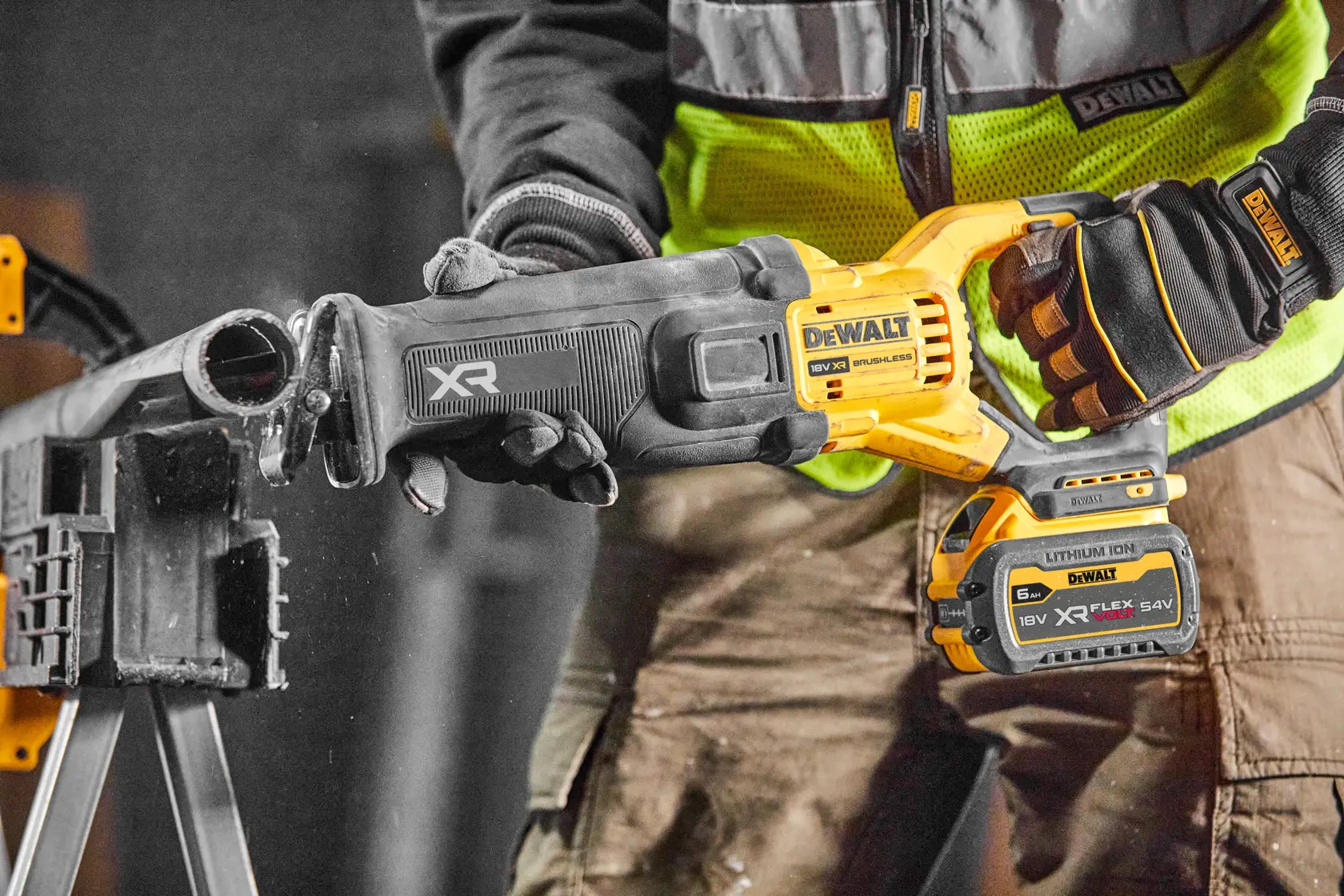 Una sierra recíproca DEWALT XR inalámbrica corta un tubo en un taller.