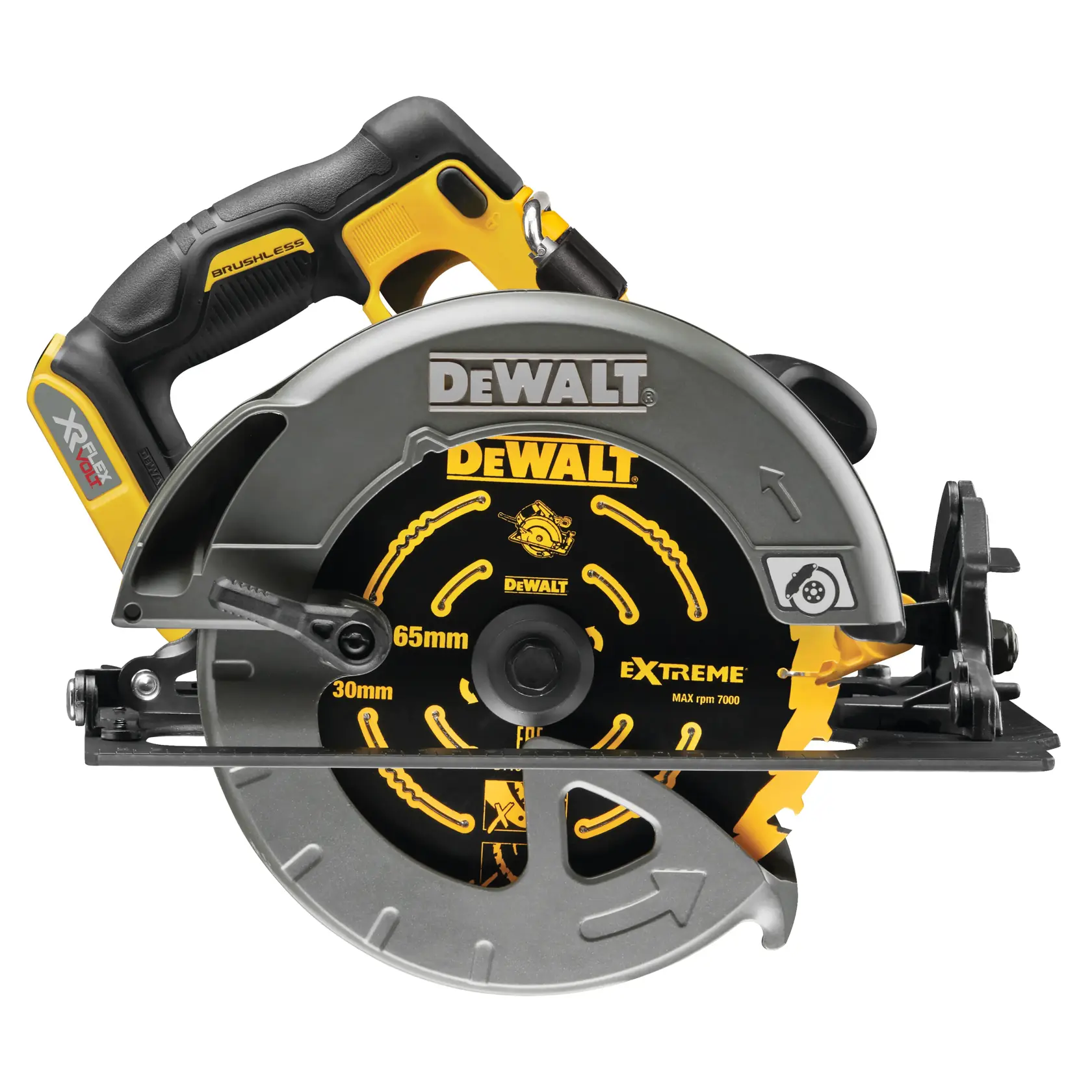 Arbeiter sägt Holz mit der DEWALT DCS578NT Kreissäge auf einer Baustelle.
