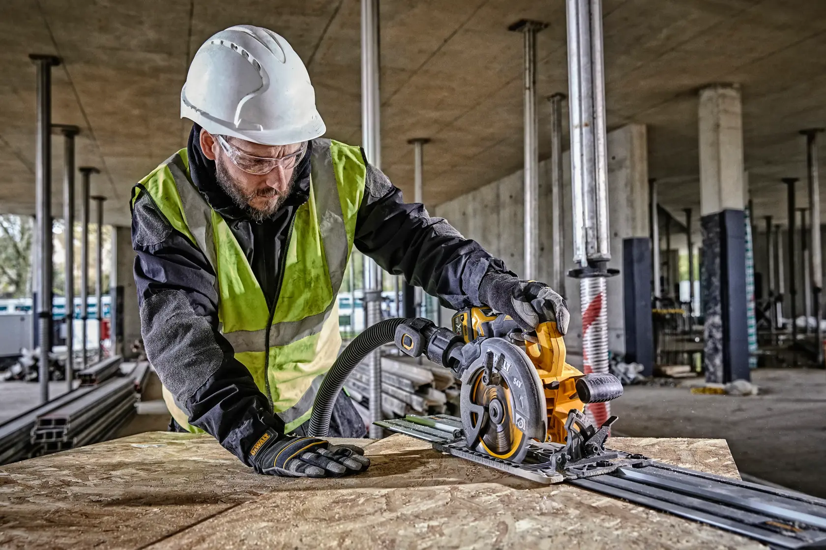 DEWALT® 54V XR FlexVOLT 190 мм циркуляр, съвместим с водещи шини - 2 x 6Ah