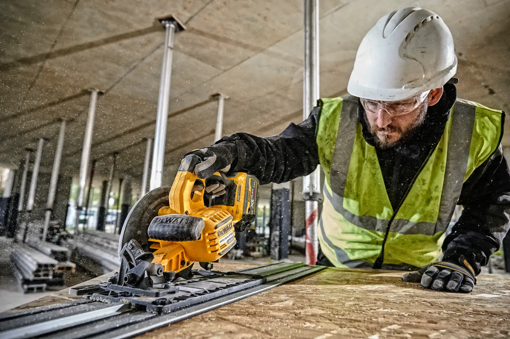 DEWALT® 54V XR FlexVOLT 190 мм циркуляр, съвместим с водещи шини - 2 x 6Ah