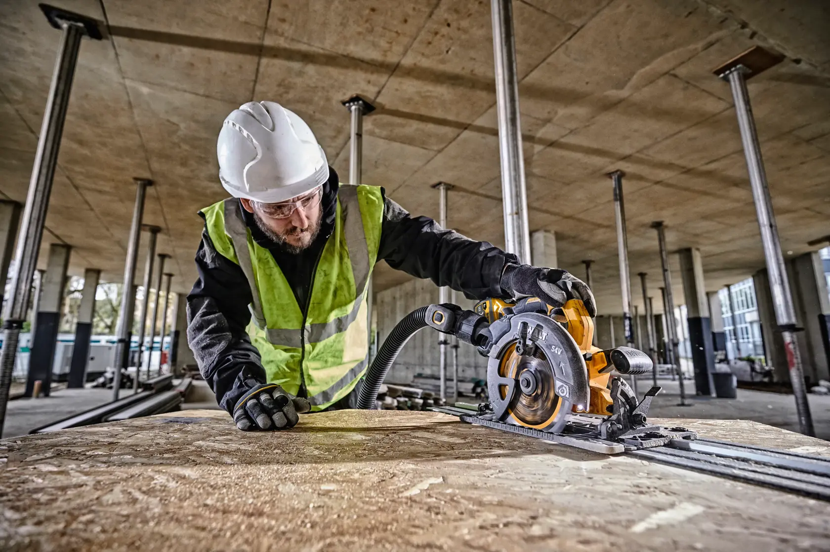 DEWALT® 54V XR FlexVOLT 190 мм циркуляр, съвместим с водещи шини - 2 x 6Ah