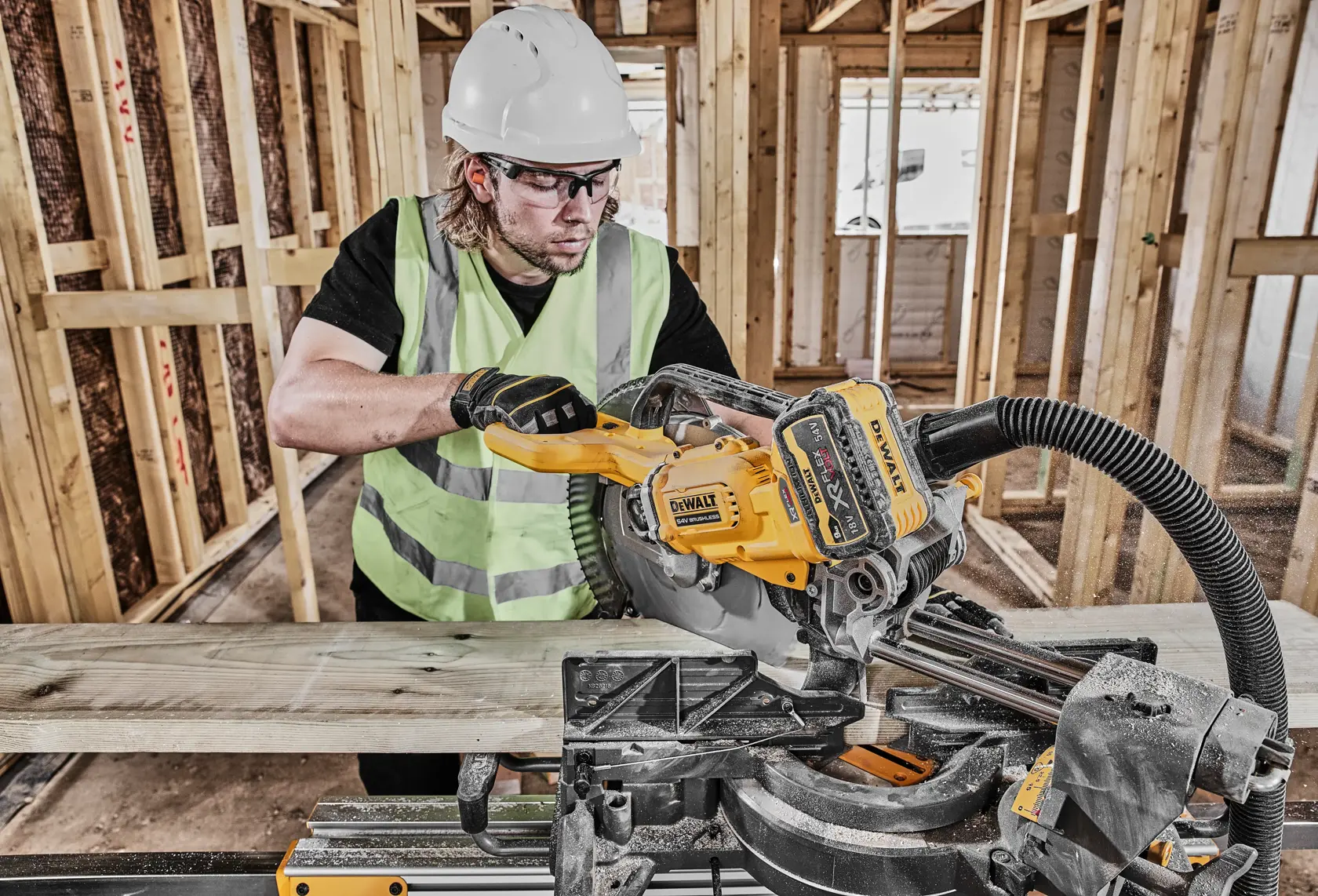 DEWALT DCS781X2-QW, DCS781X2 Säge im Einsatz auf Baustelle, Arbeiter sägt Holz. Kategorie Fotografie.