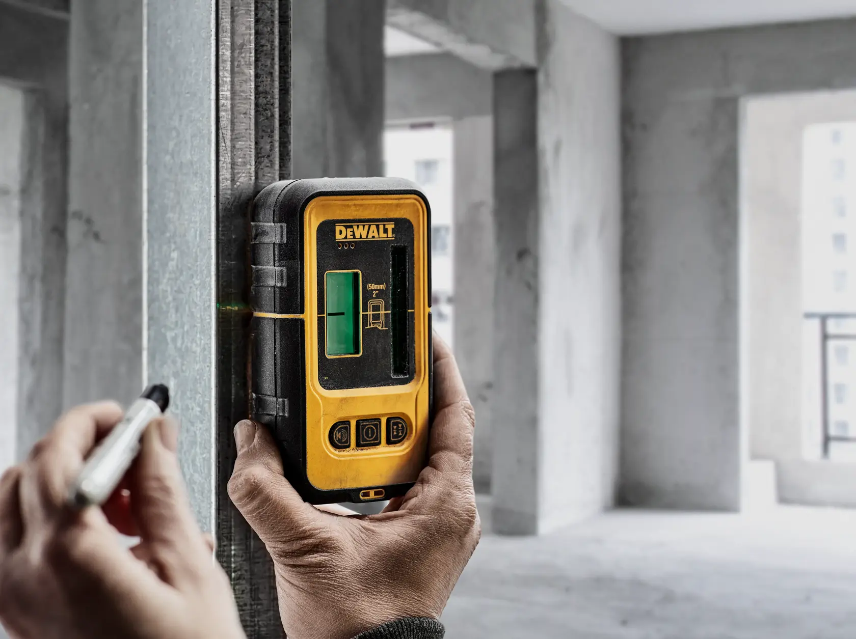 Приемник за лазерни нивелири със зелен лъч DEWALT®