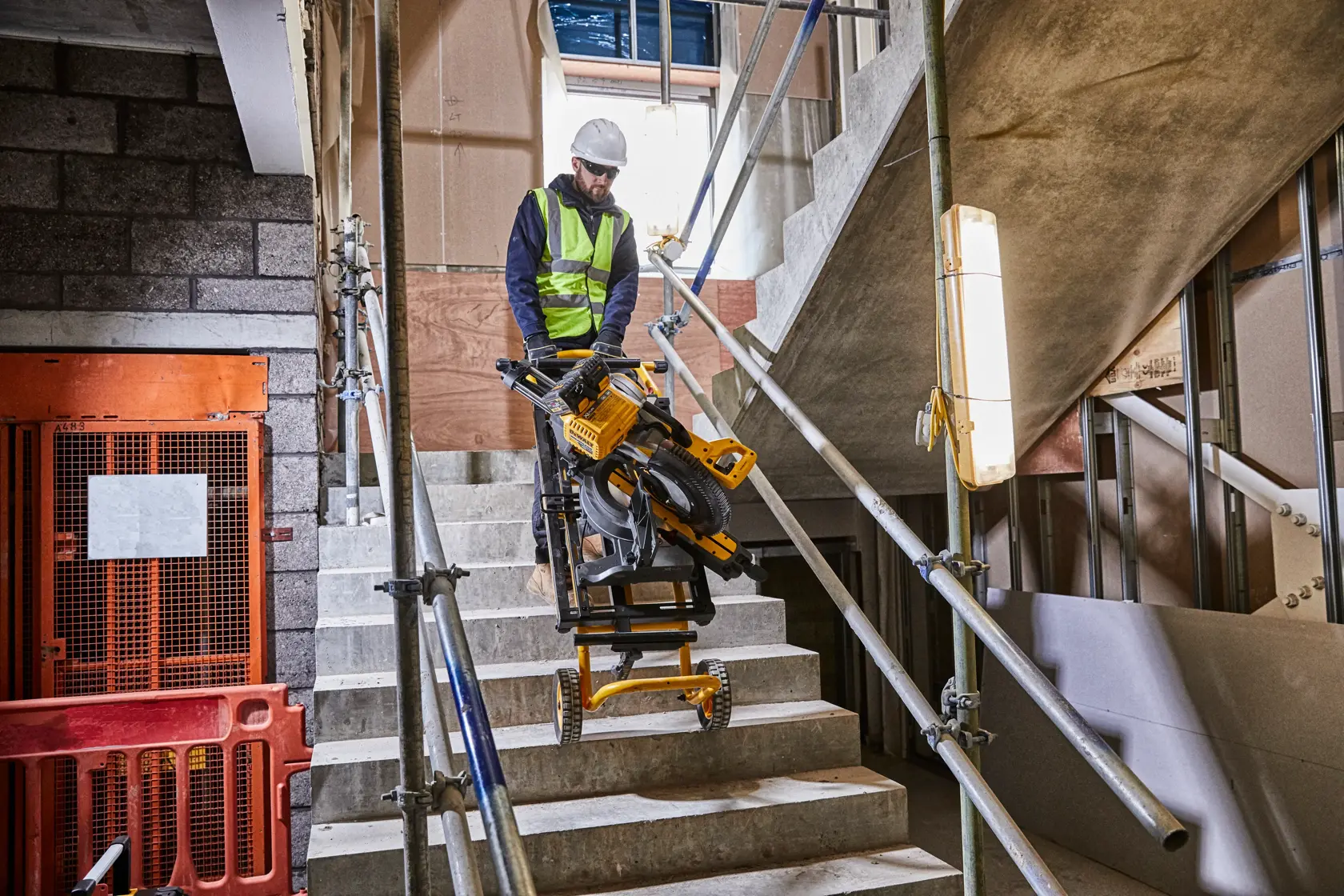 DEWALT® Мобилна стойка за потапящ циркуляр