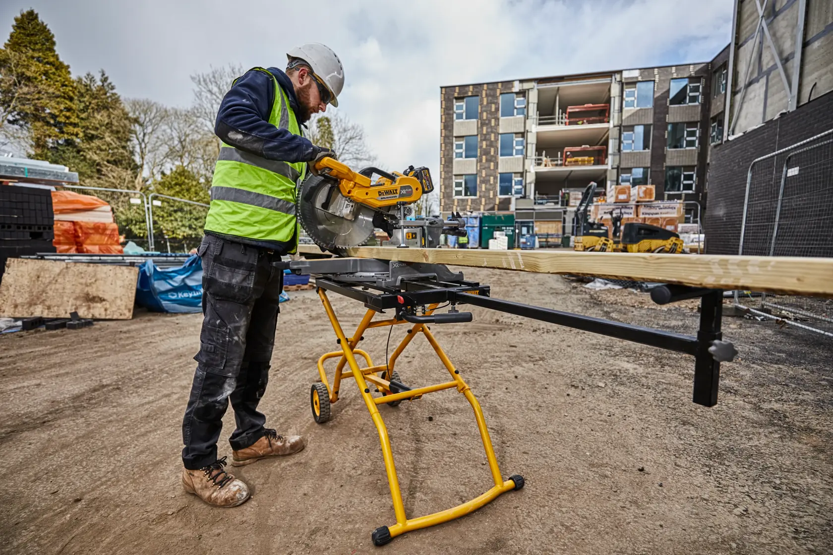 DEWALT® Мобилна стойка за потапящ циркуляр