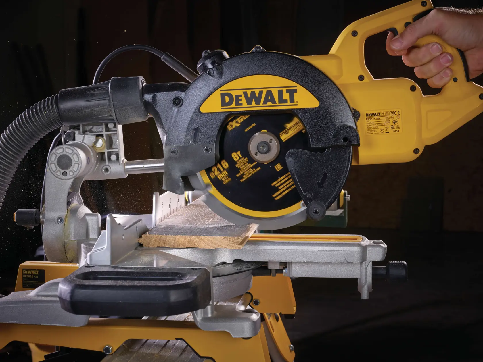 DEWALT EXTREME 216 mm x 30 mm 8T PCD циркулярен диск за различни материали