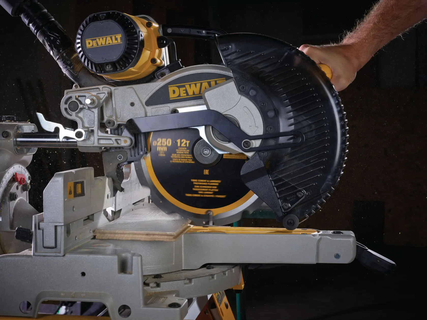 DEWALT® Extreme 250 мм x 30 мм 12T PCD циркулярен диск за различни материали