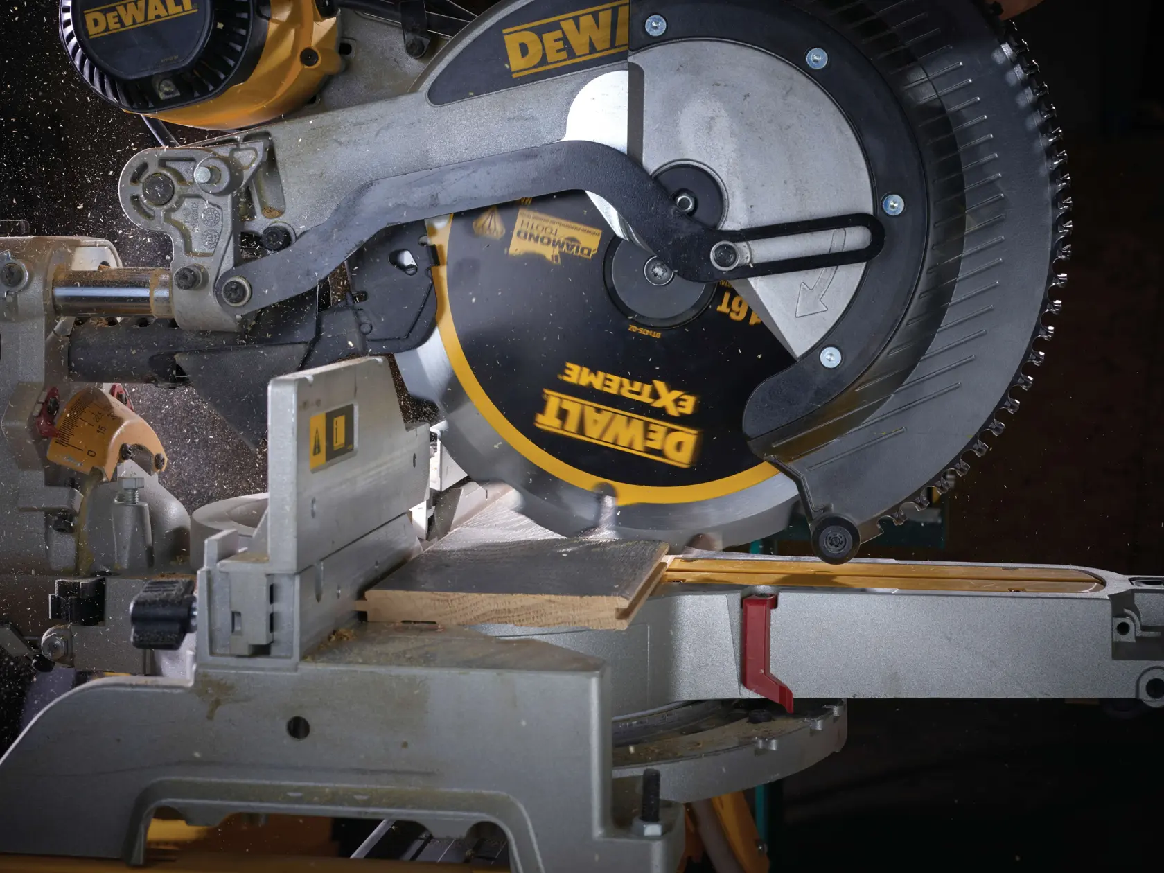 DEWALT® Extreme 305mm x 30mm 16T PCD циркулярен диск за различни материали