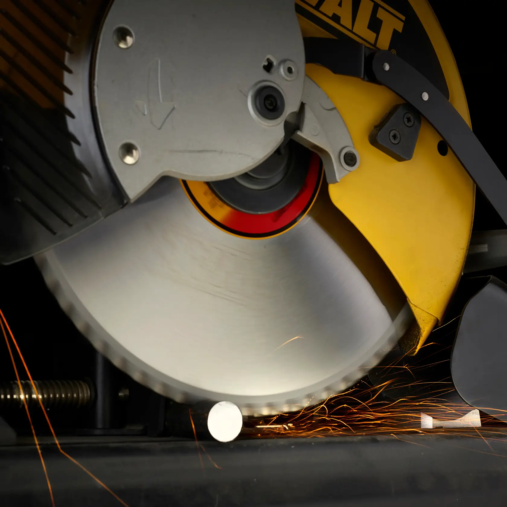 Циркулярен диск за стомана DEWALT® 355 мм x 25,4 мм 66T