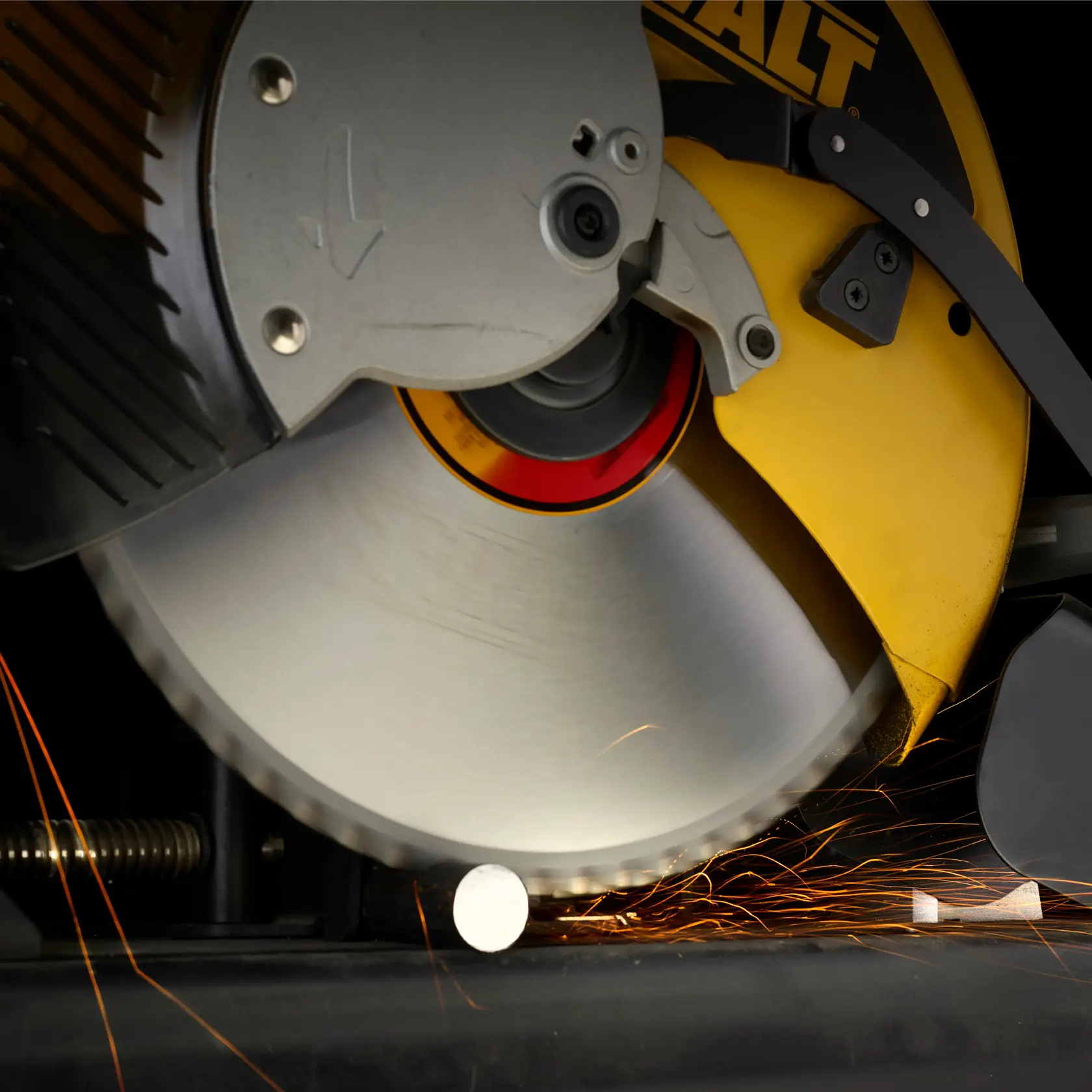 DEWALT® 355 мм x 25,4 мм 90T циркулярен диск за стомана (метал)