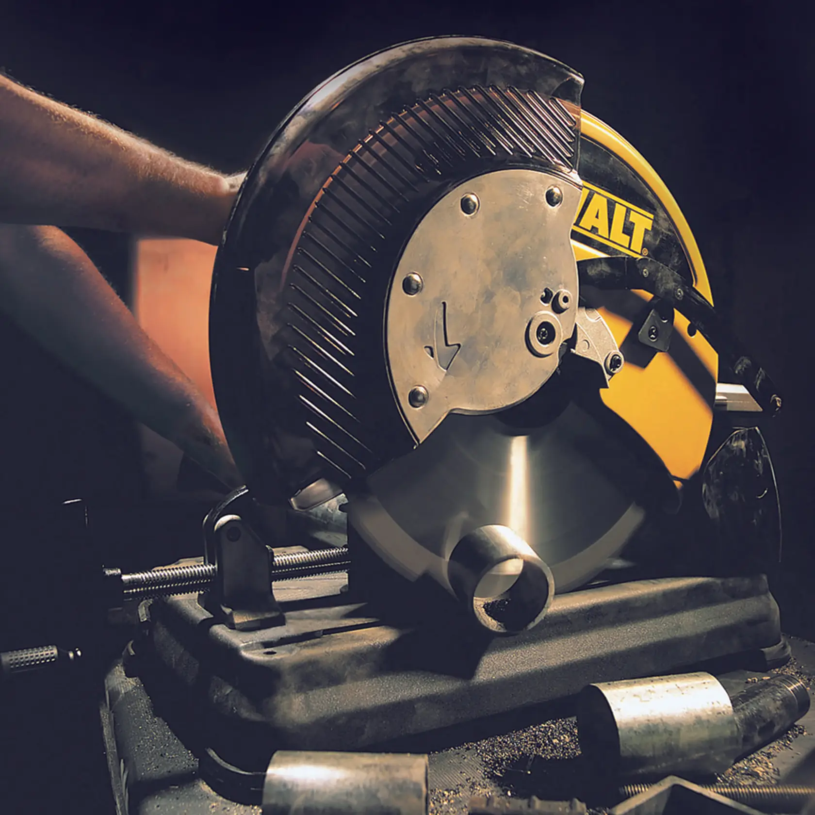 DEWALT® 355 мм x 25,4 мм 90T циркулярен диск за стомана (метал)