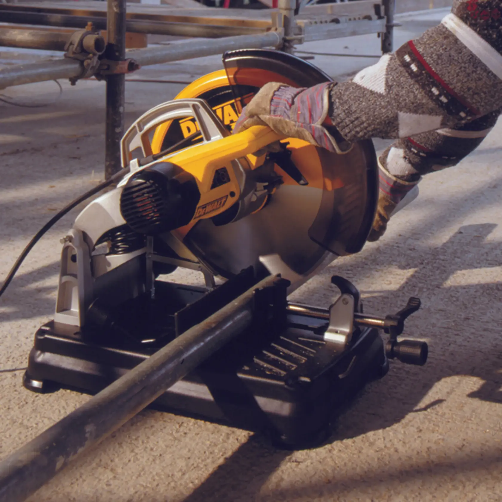 DEWALT® 355 мм x 25,4 мм 90T циркулярен диск за стомана (метал)