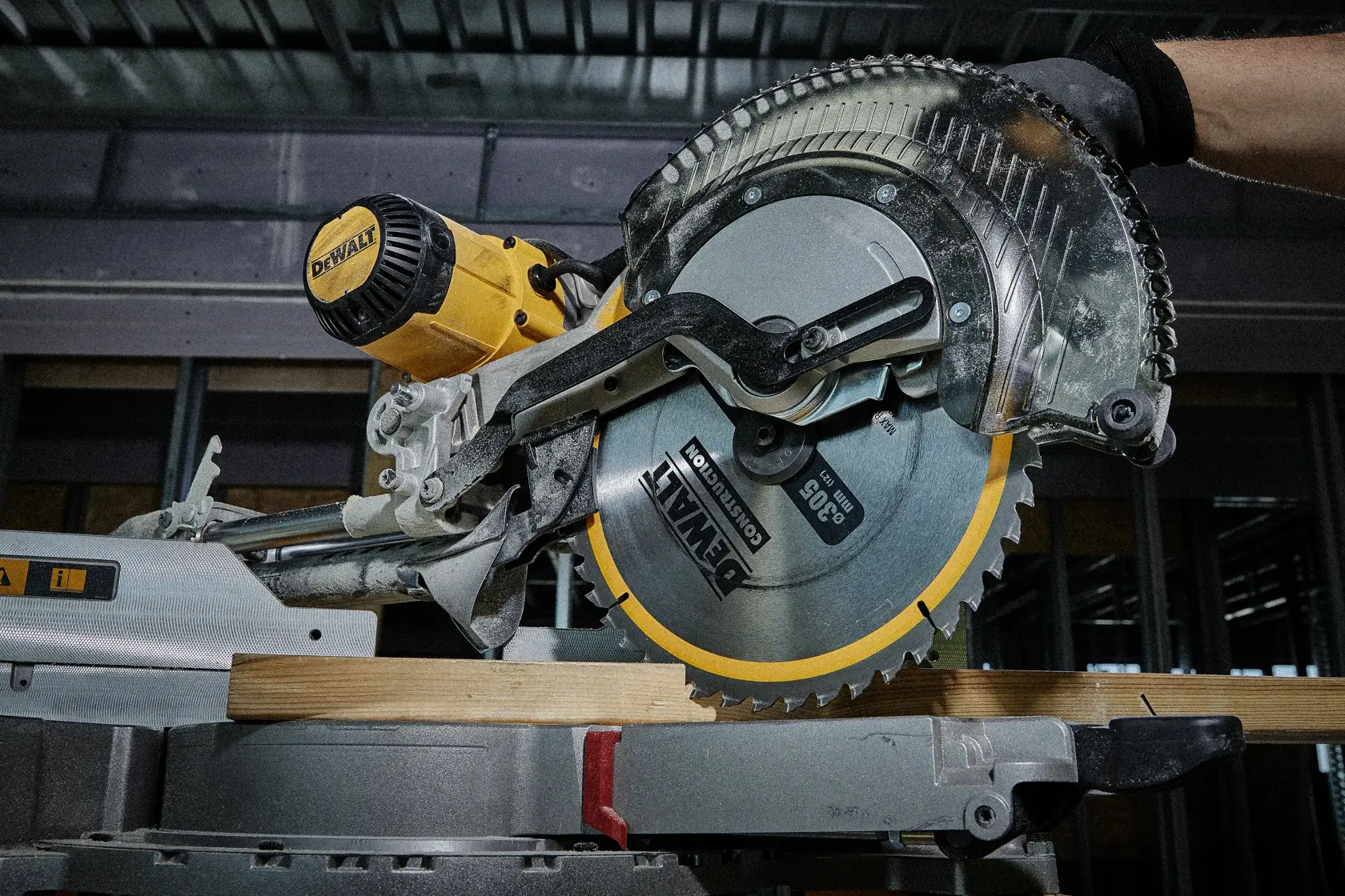 DEWALT Kreissäge schneidet Holz drinnen, Nahaufnahme von Sägeblatt und Motor.