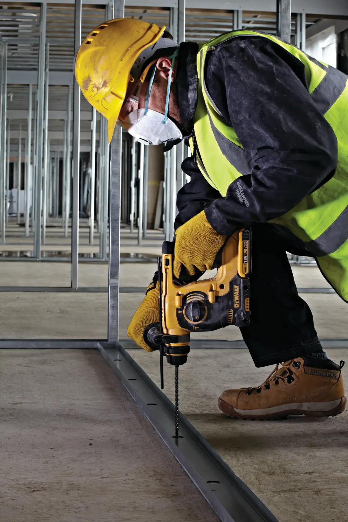 DEWALT® ELITE SDS PLUS 14 мм x 260 мм свредло с изцяло твърдосплавна глава с 4 режещи ръба