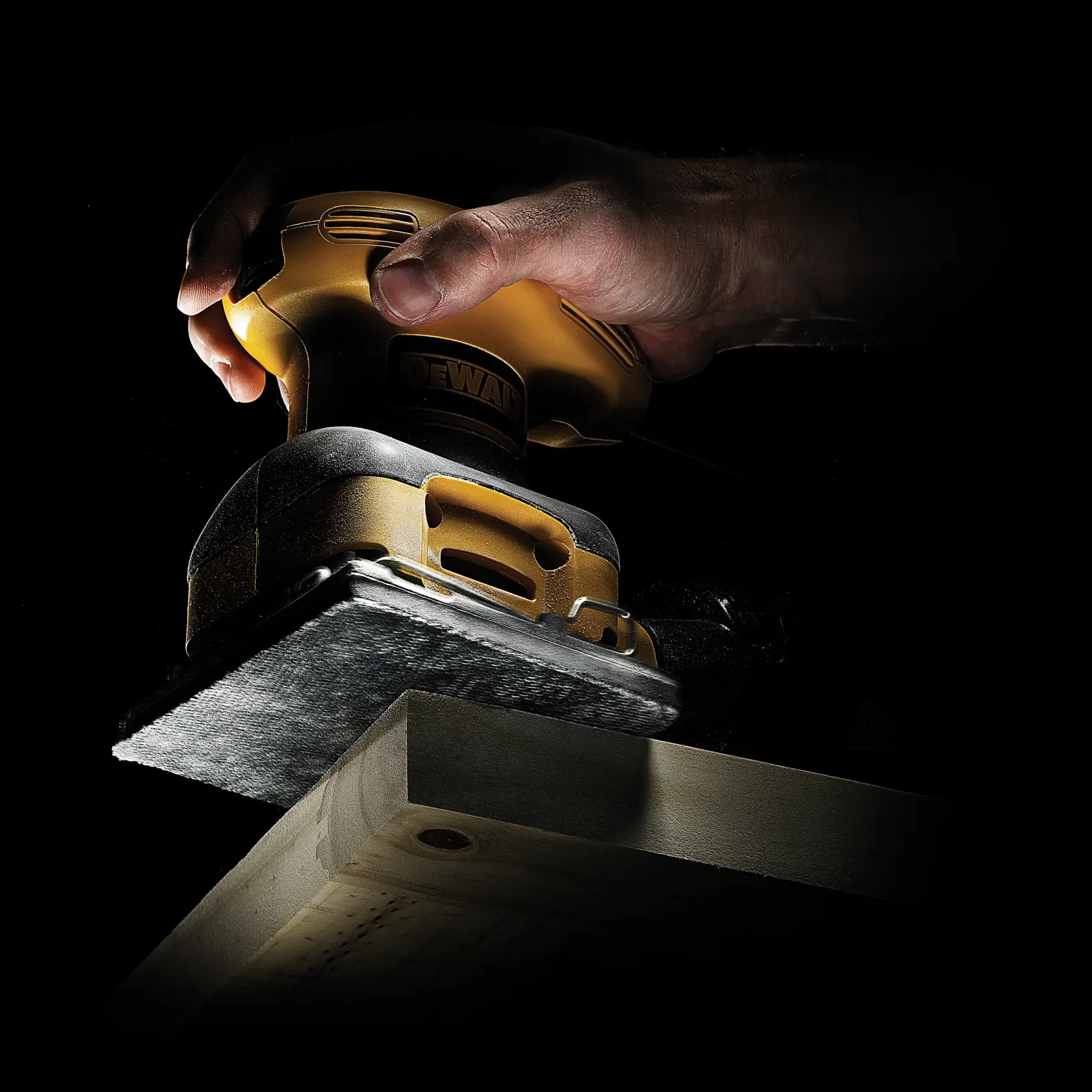 DEWALT® Extreme 1/4 лист 115 мм x 115 мм 120G Мрежеста шкурка (5 бр. в опаковка)