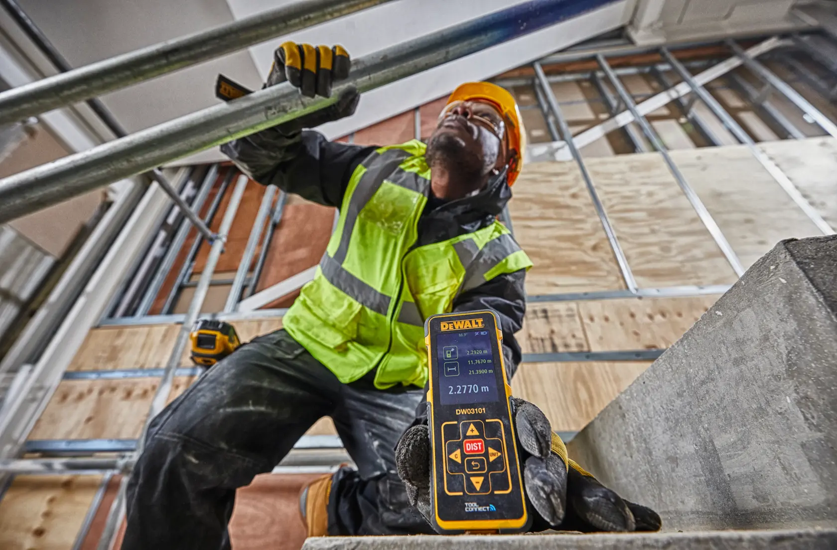 DEWALT® 100м лазерна ролетка с Bluetooth