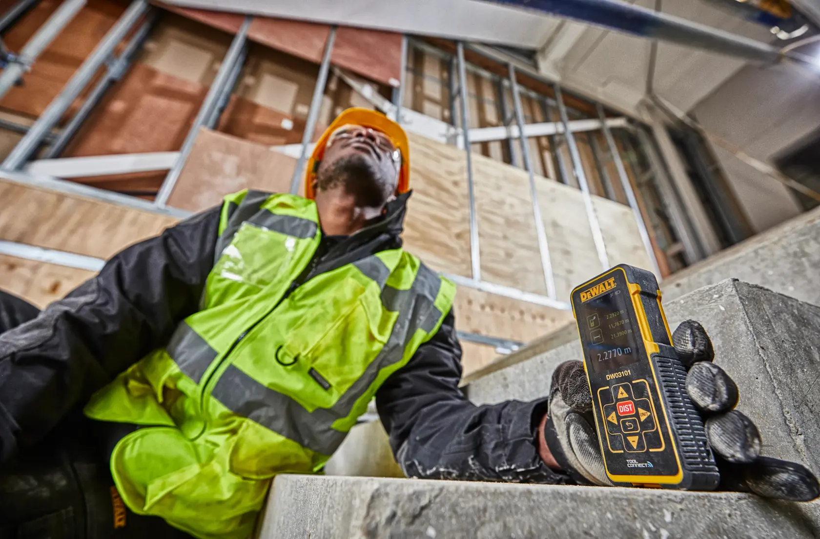 DEWALT® 100м лазерна ролетка с Bluetooth