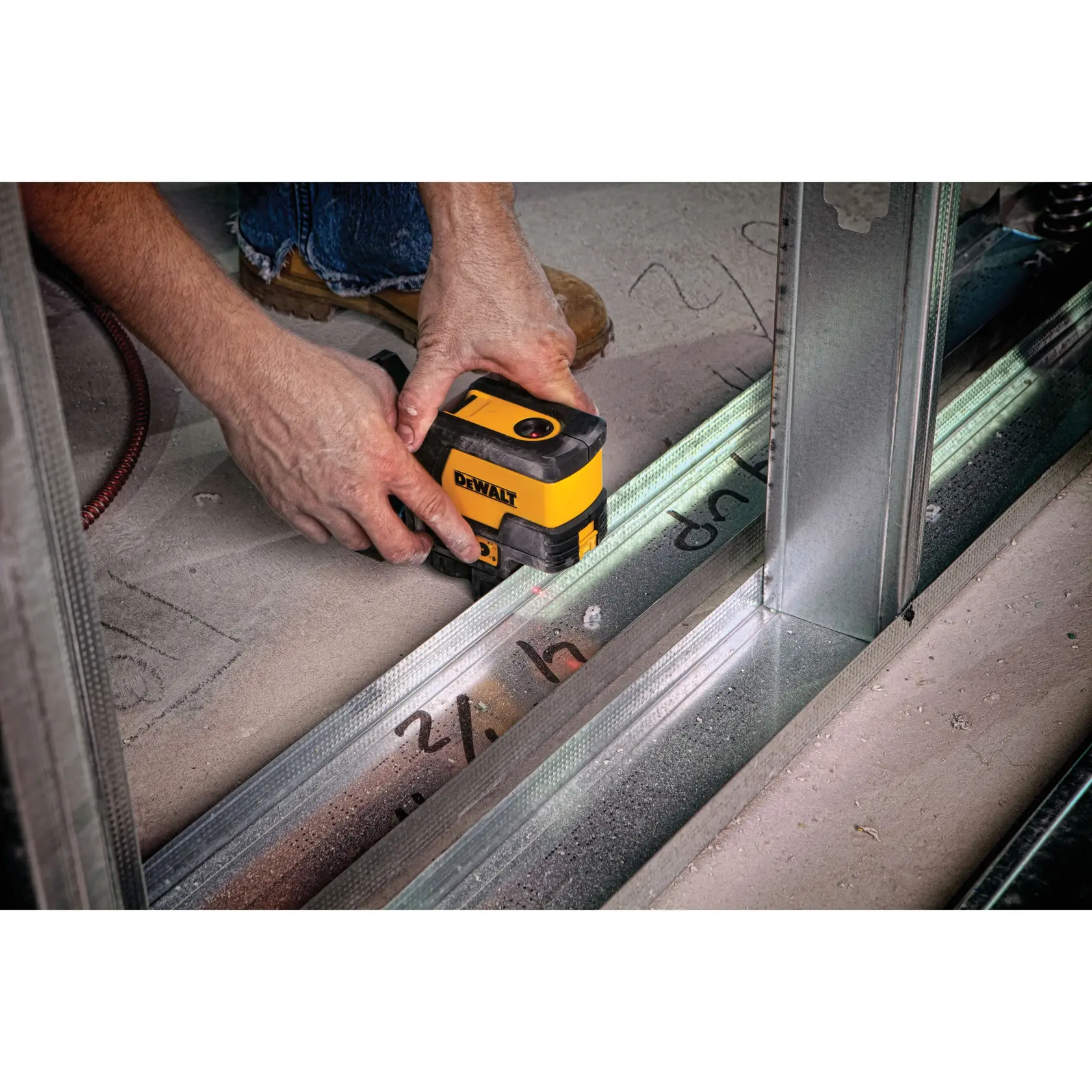 DEWALT® 2-точков лазерен нивелир с кръстосани линии и червен лъч
